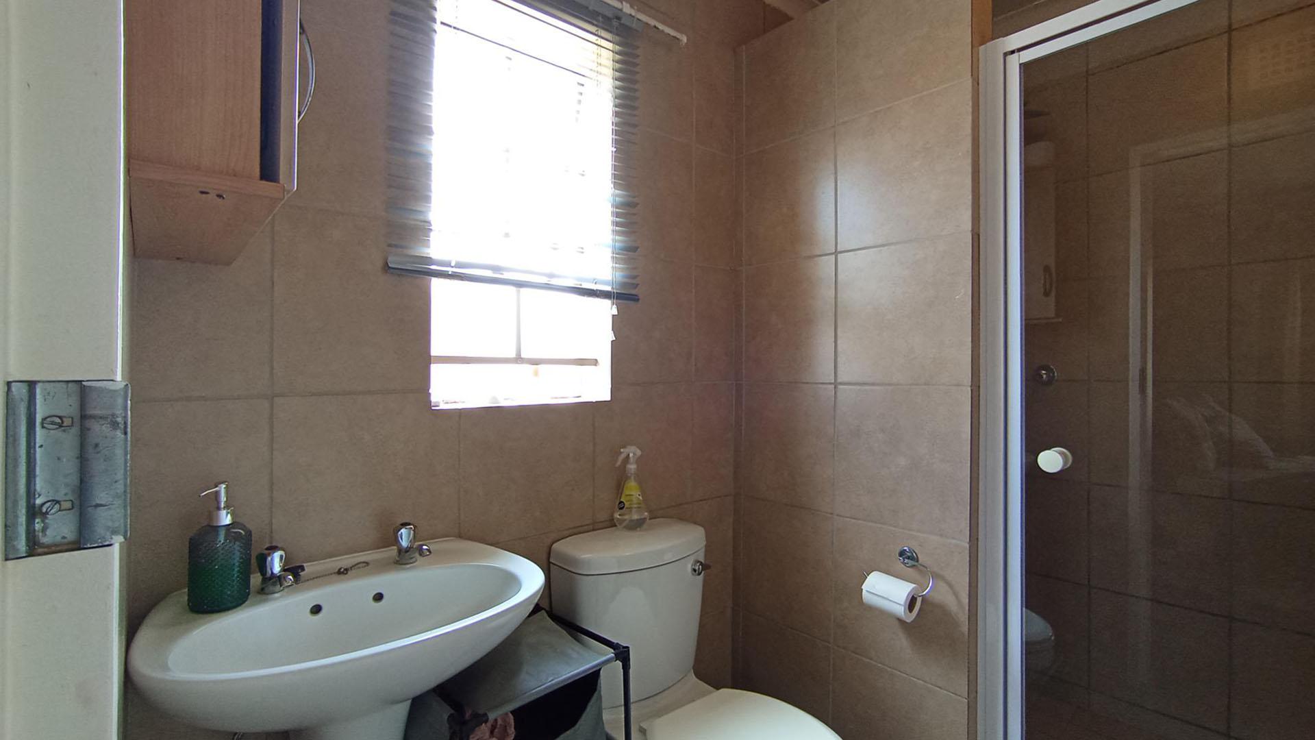 Main Bathroom - 5 square meters of property in Olievenhoutbos