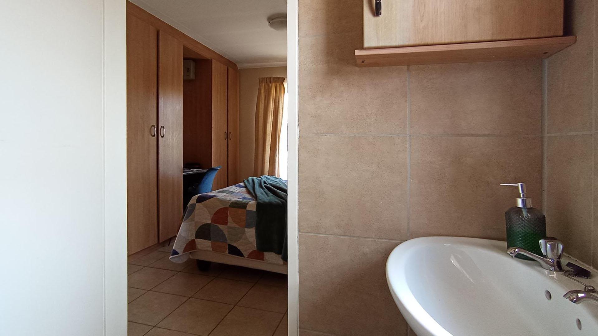 Main Bathroom - 5 square meters of property in Olievenhoutbos