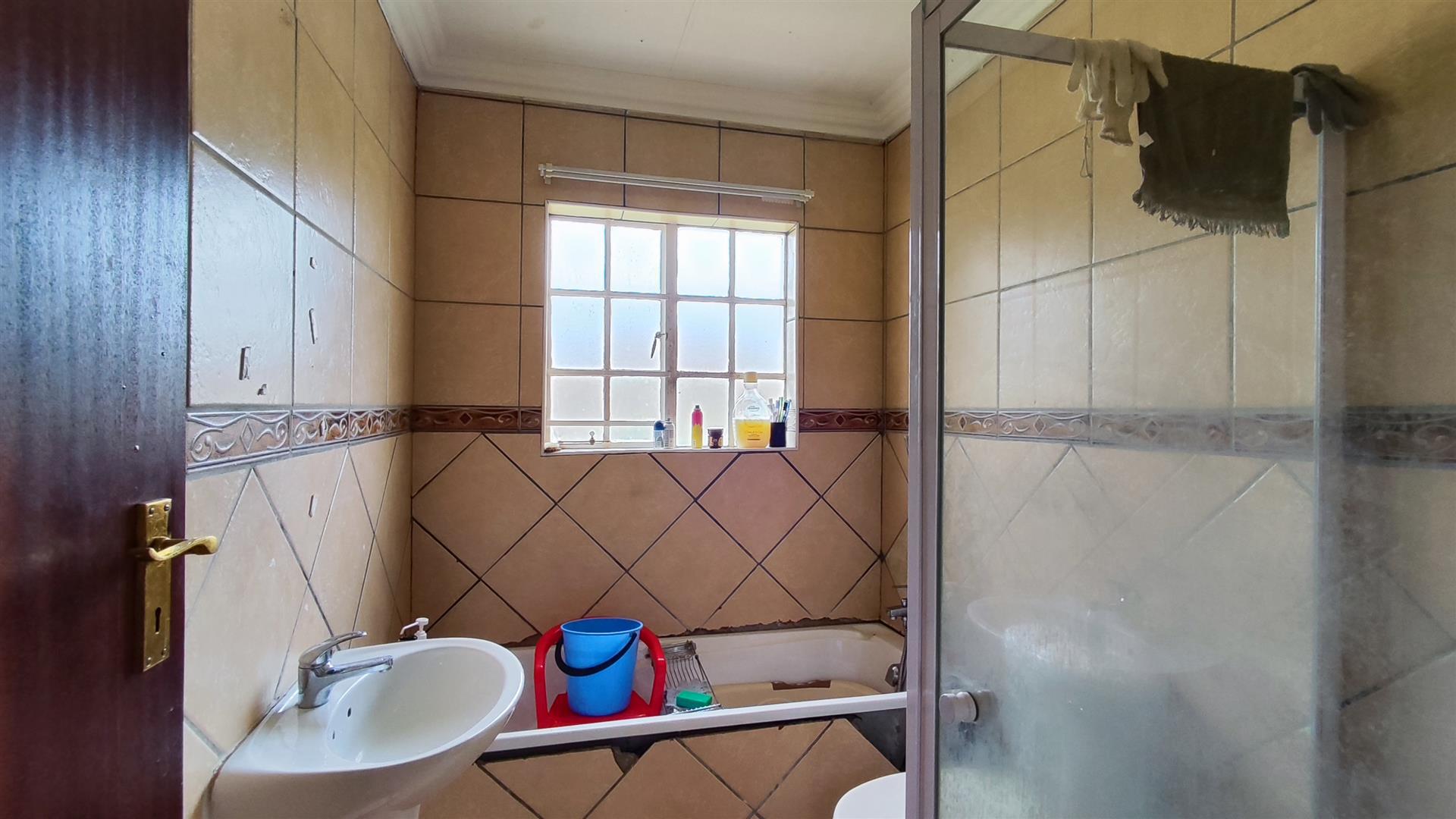 Bathroom 1 - 5 square meters of property in Visagiepark