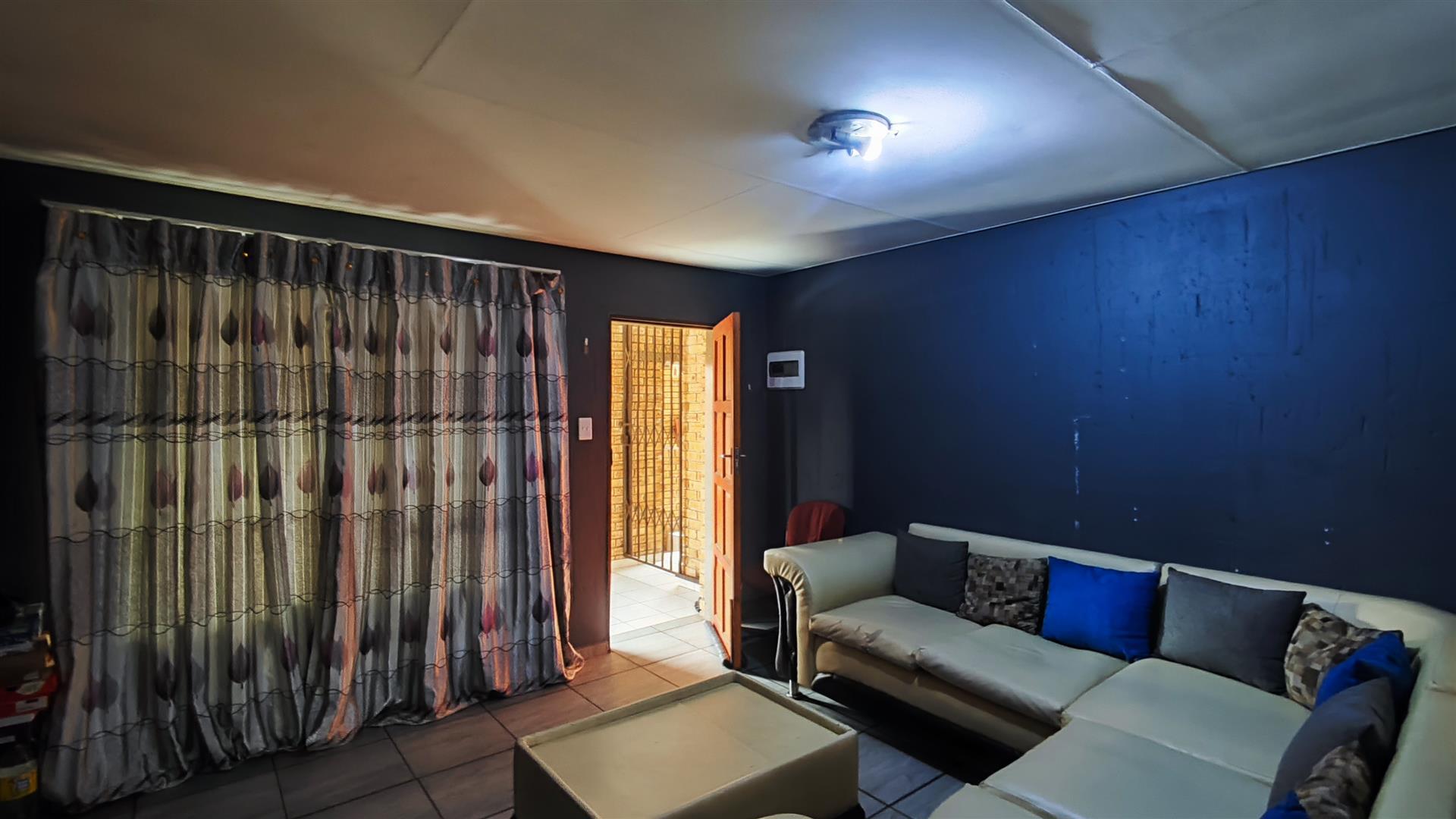 Lounges - 22 square meters of property in Cruywagenpark