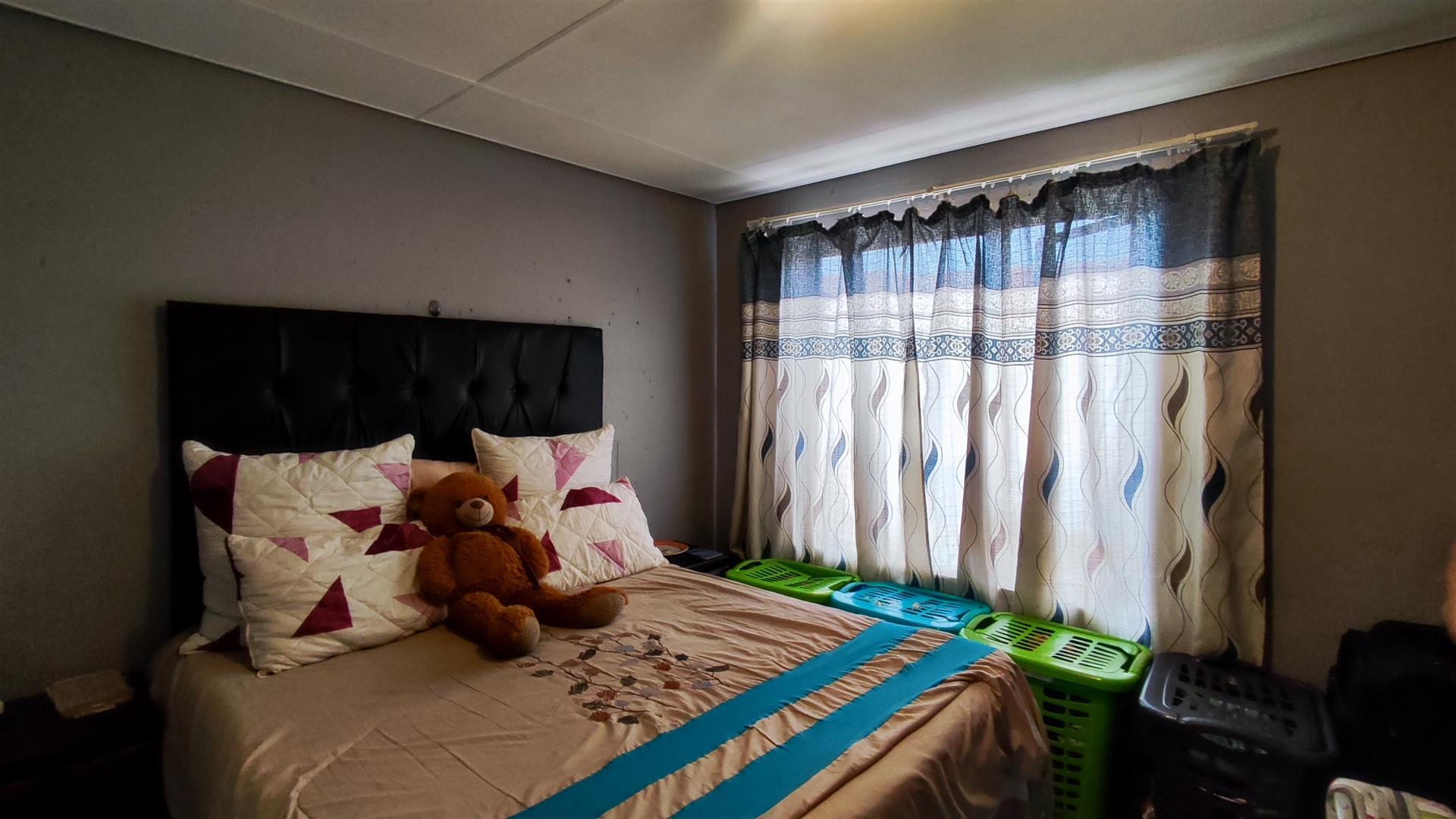 Bed Room 1 - 13 square meters of property in Cruywagenpark