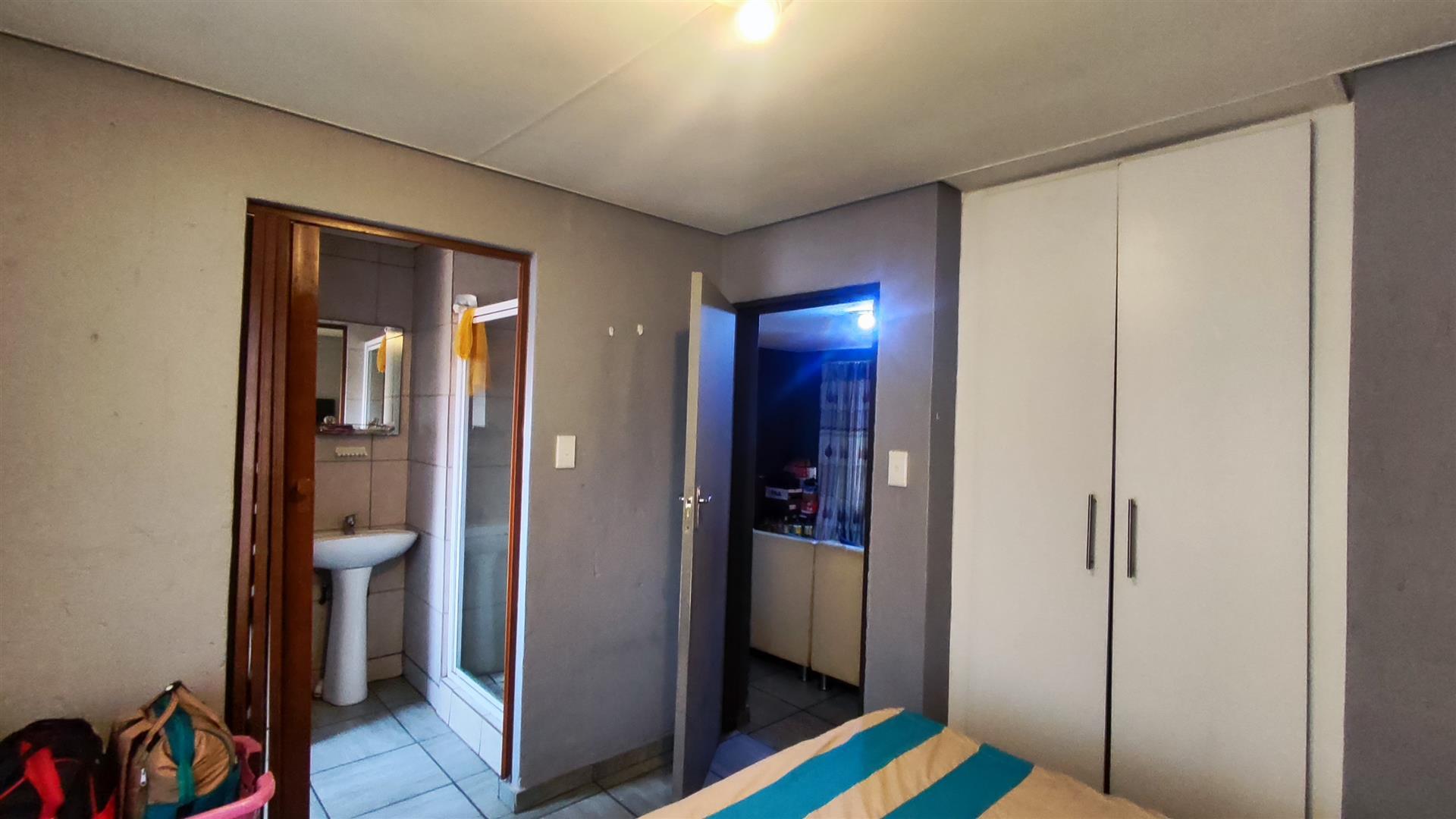 Bed Room 1 - 13 square meters of property in Cruywagenpark