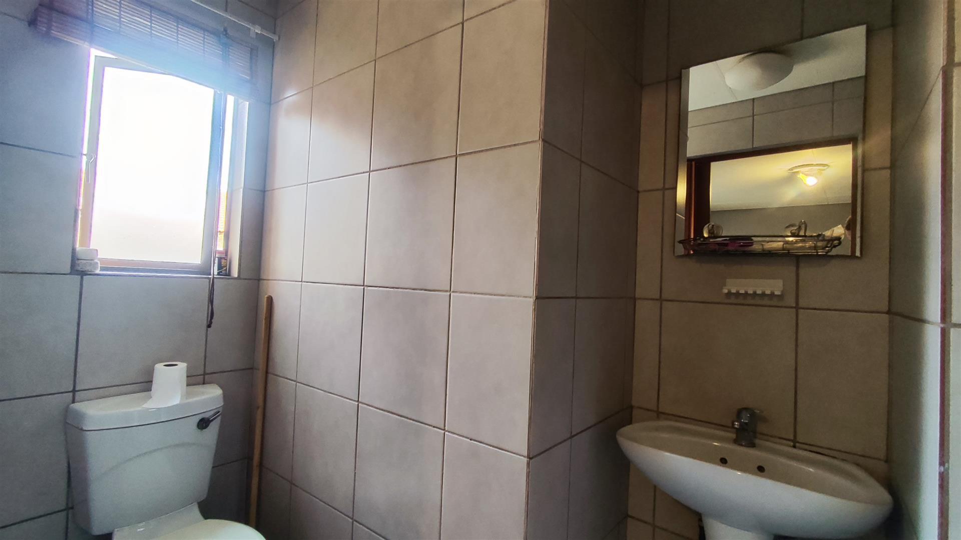 Bathroom 1 - 4 square meters of property in Cruywagenpark