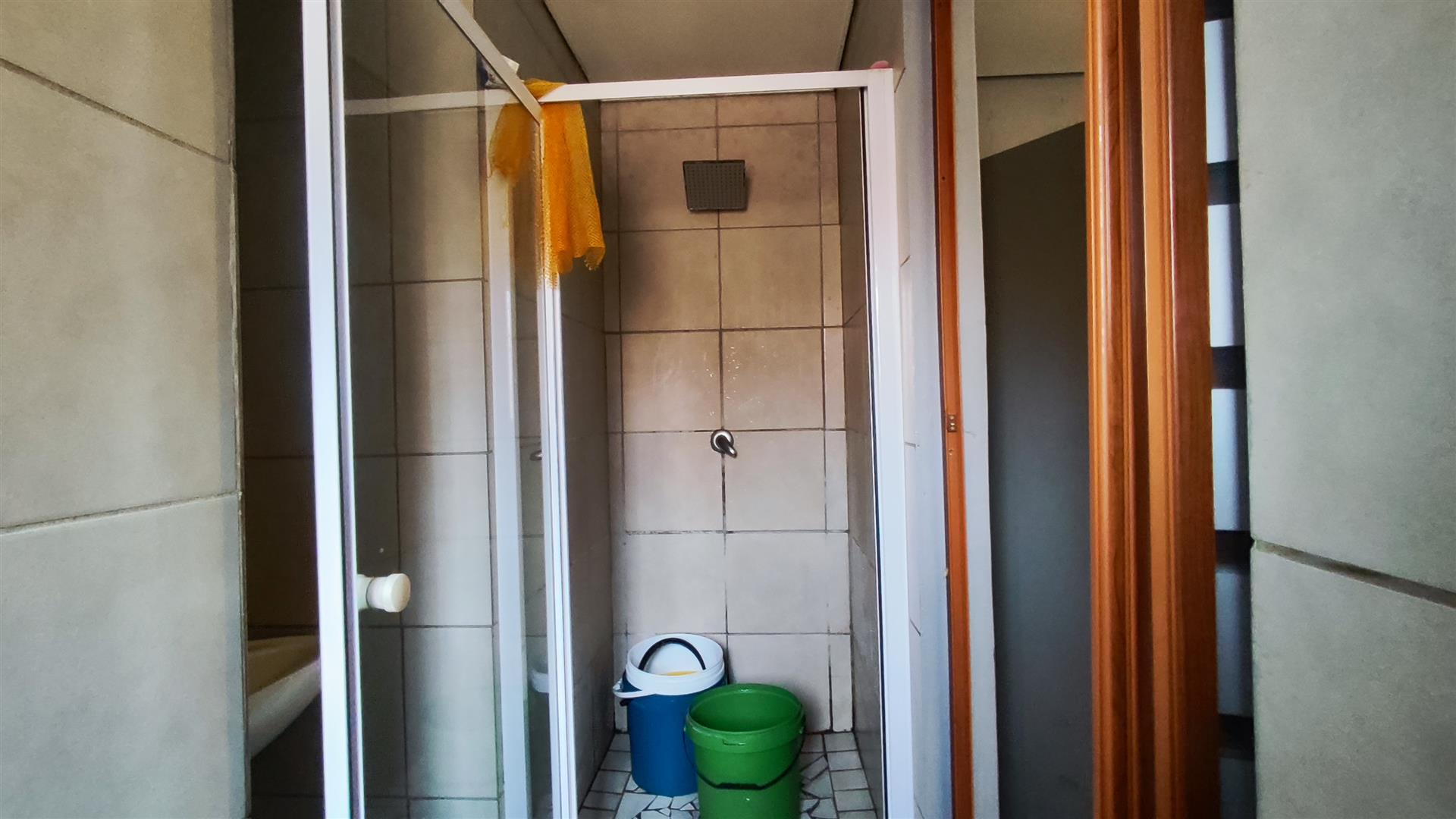 Bathroom 1 - 4 square meters of property in Cruywagenpark