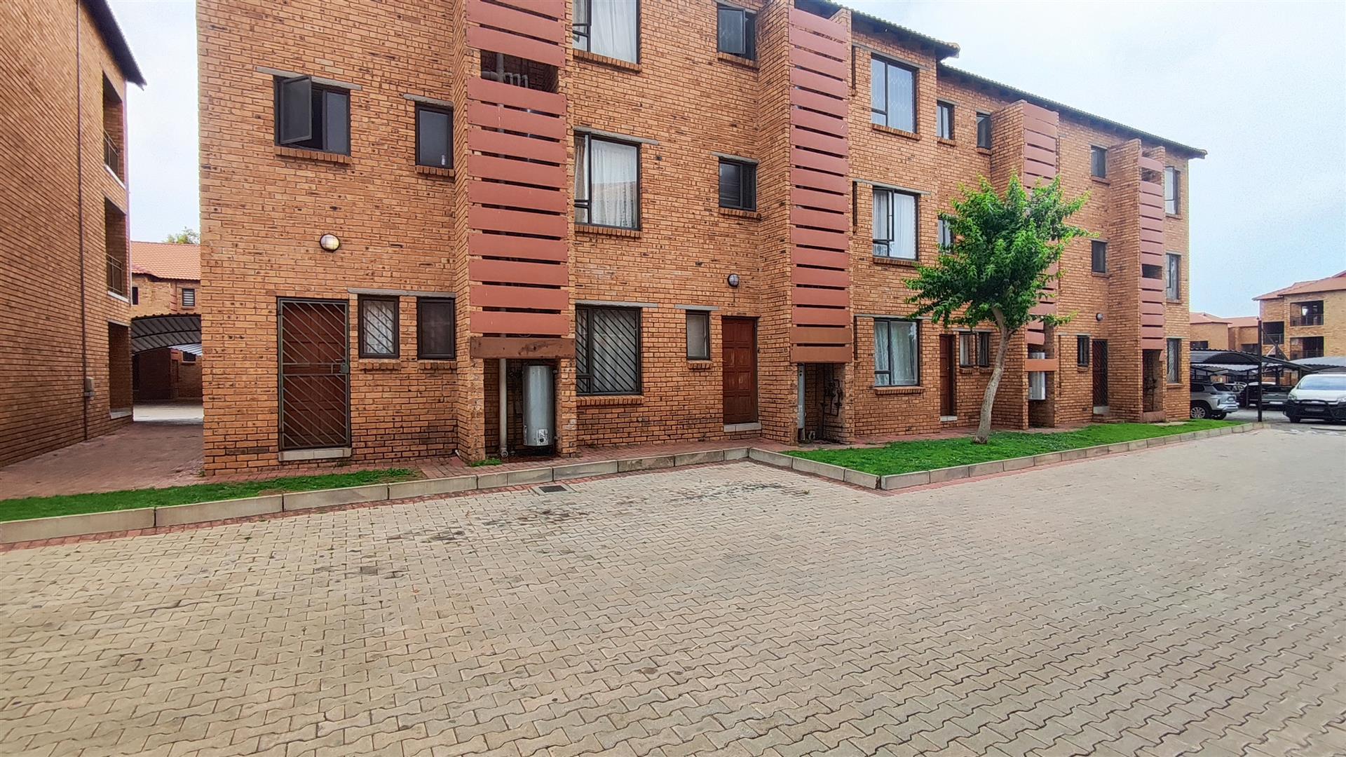 Front View of property in Cruywagenpark