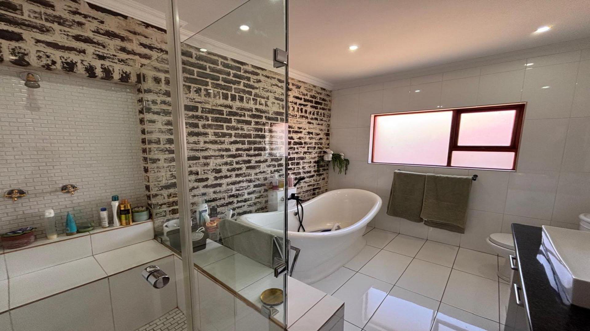 Bathroom 3+ of property in Vanderbijlpark