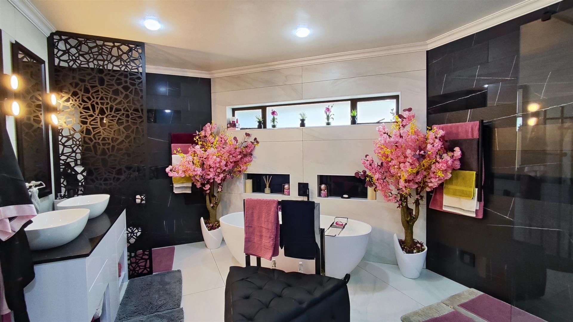 Main Bathroom - 17 square meters of property in Vanderbijlpark