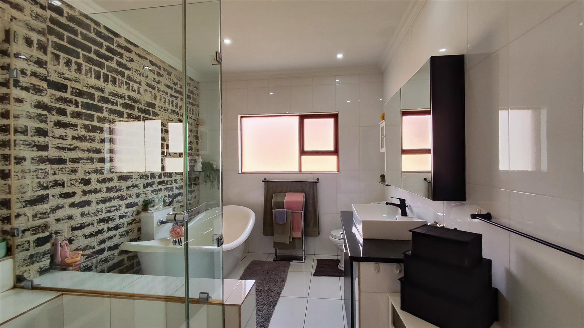 Bathroom 2 - 12 square meters of property in Vanderbijlpark