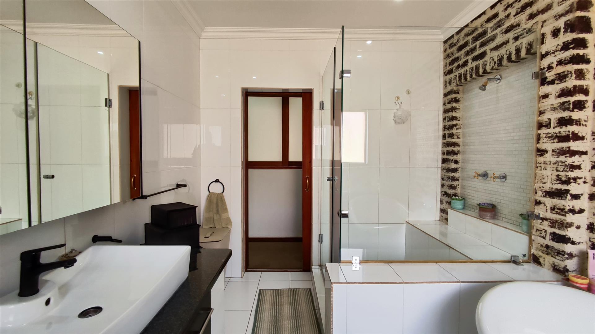 Bathroom 2 - 12 square meters of property in Vanderbijlpark