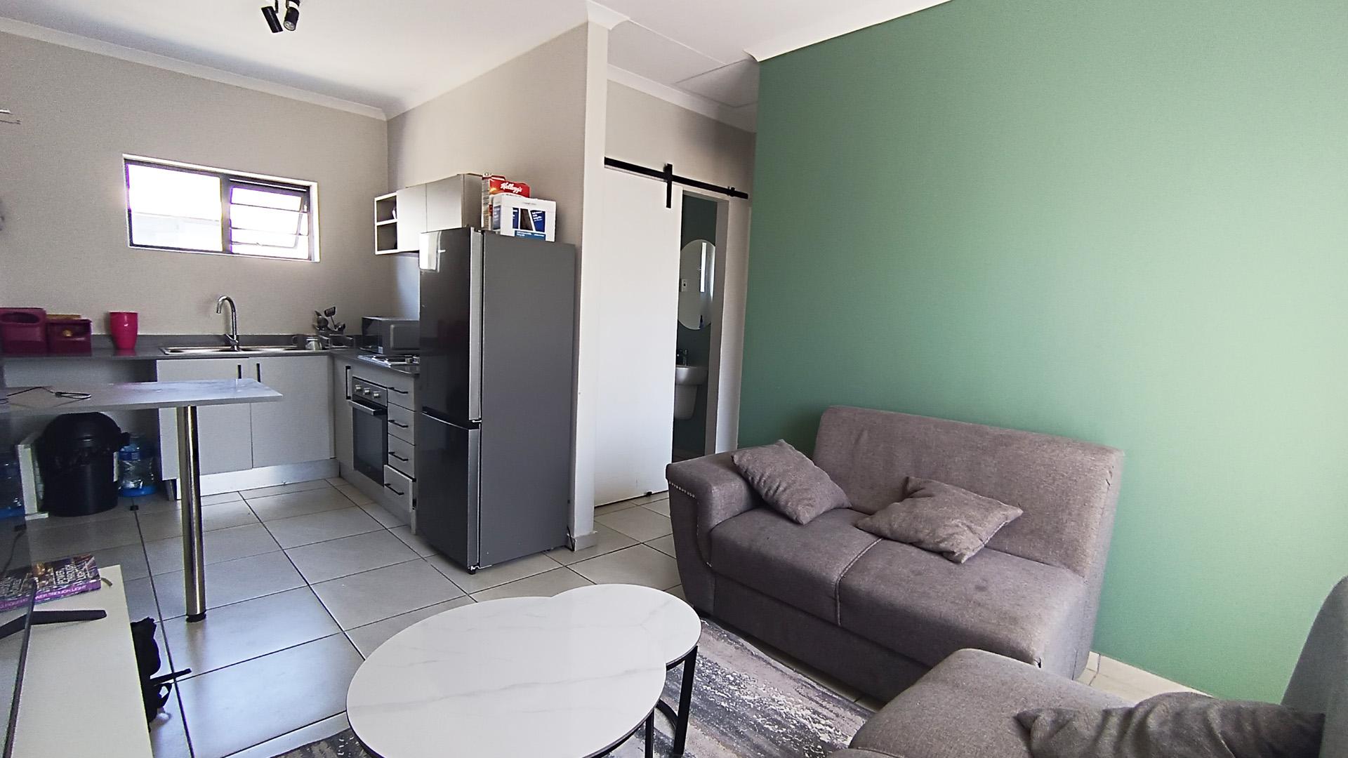 Lounges - 10 square meters of property in Belhar