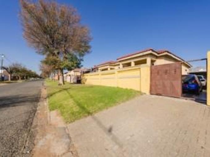 House for Sale For Sale in Forest Hill - JHB - MR697236