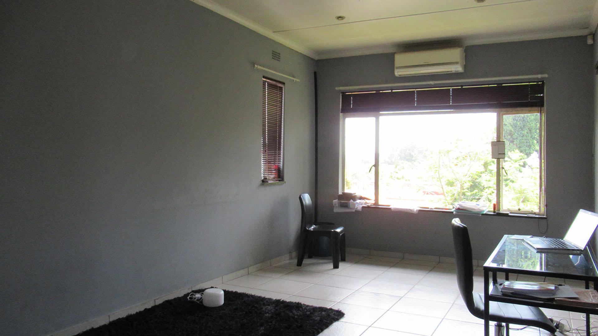 Lounges - 22 square meters of property in Windsor West