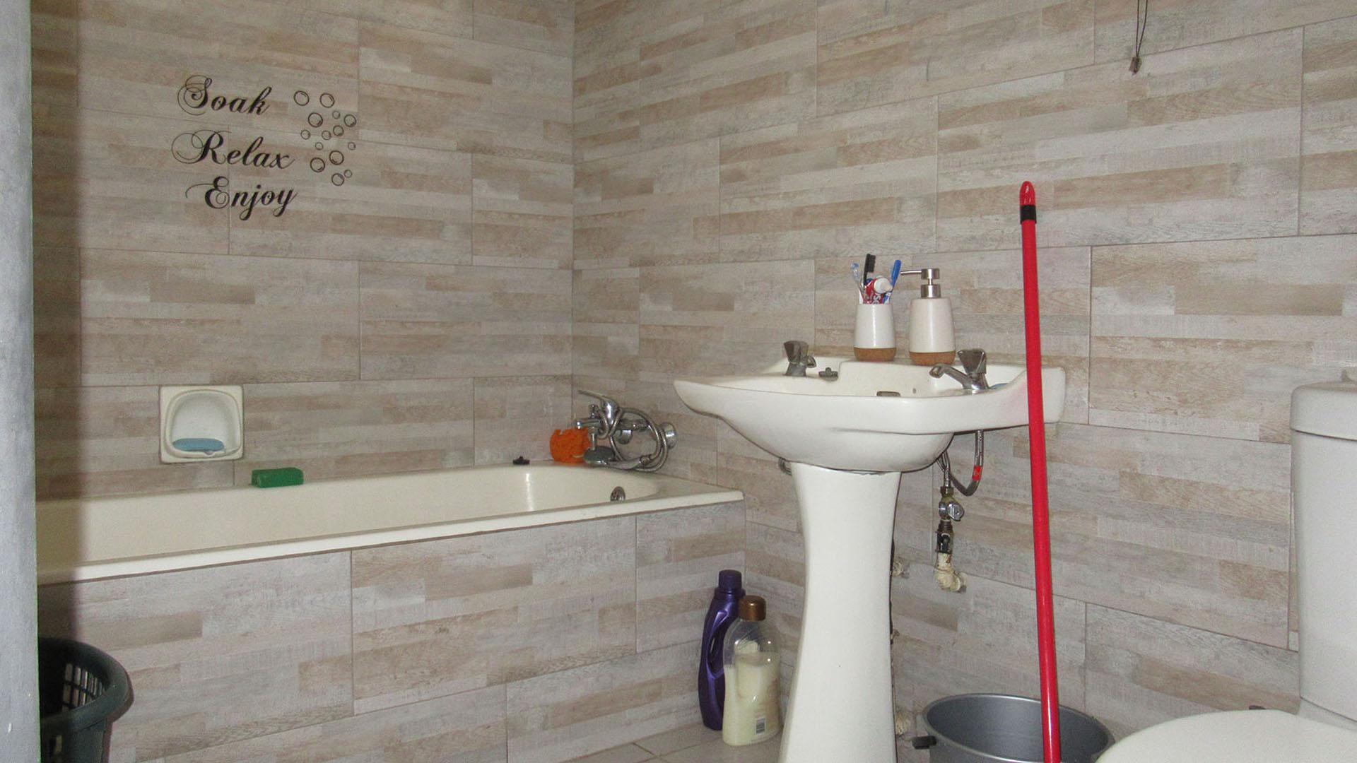 Bathroom 1 - 5 square meters of property in Windsor West