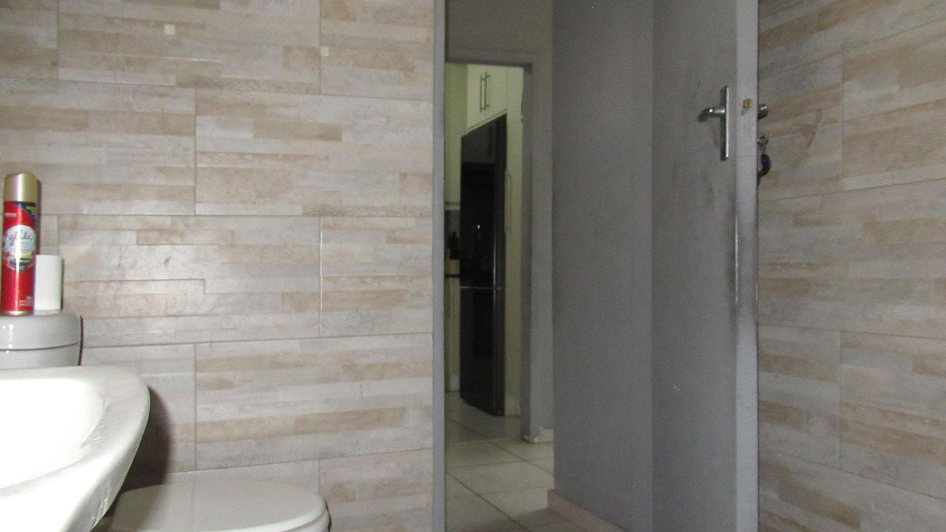 Bathroom 1 - 5 square meters of property in Windsor West