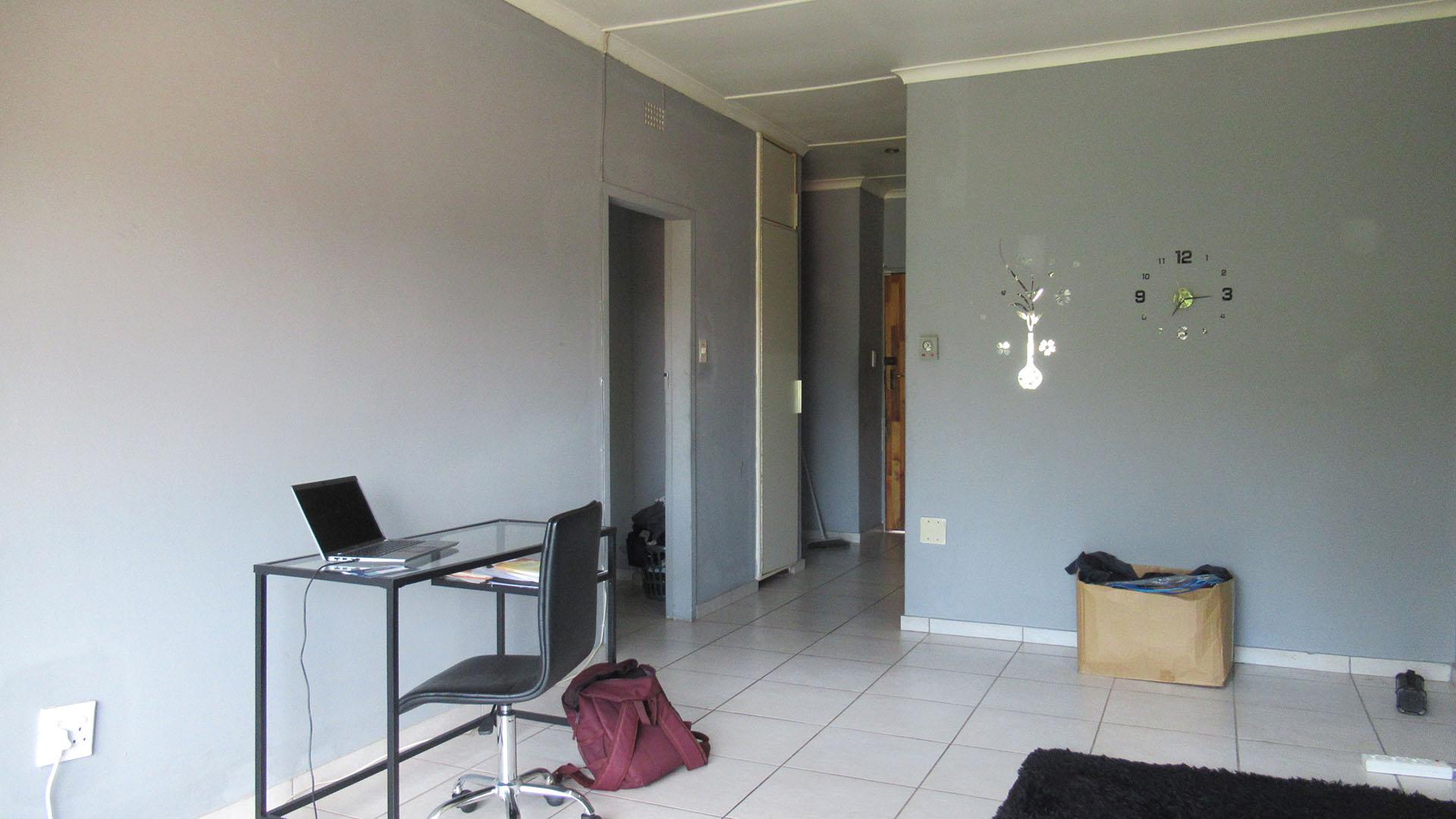 Lounges - 22 square meters of property in Windsor West