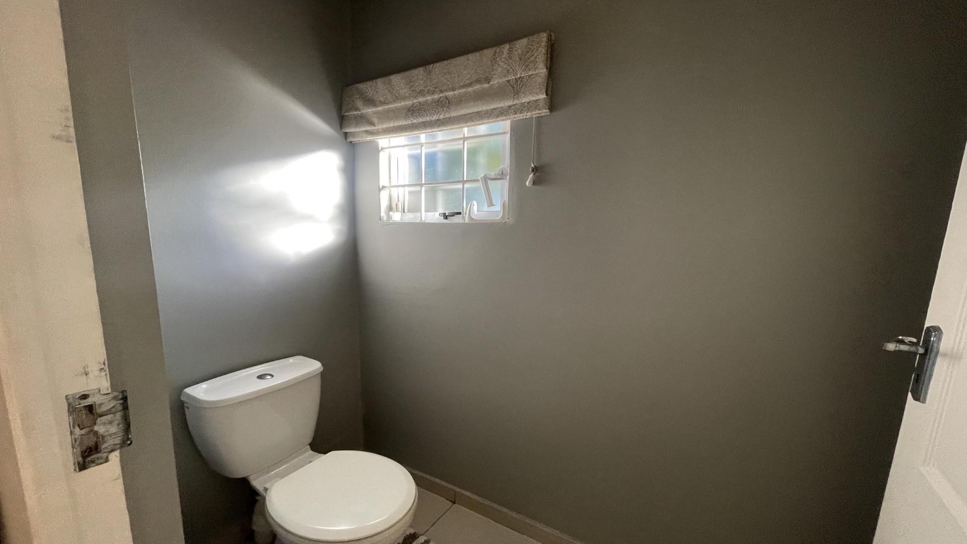 Main Bathroom - 13 square meters of property in Ronaldskloof Ext
