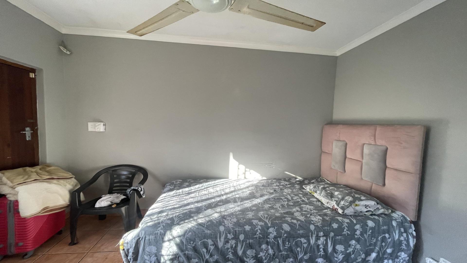 Flatlet - 8 square meters of property in Ronaldskloof Ext