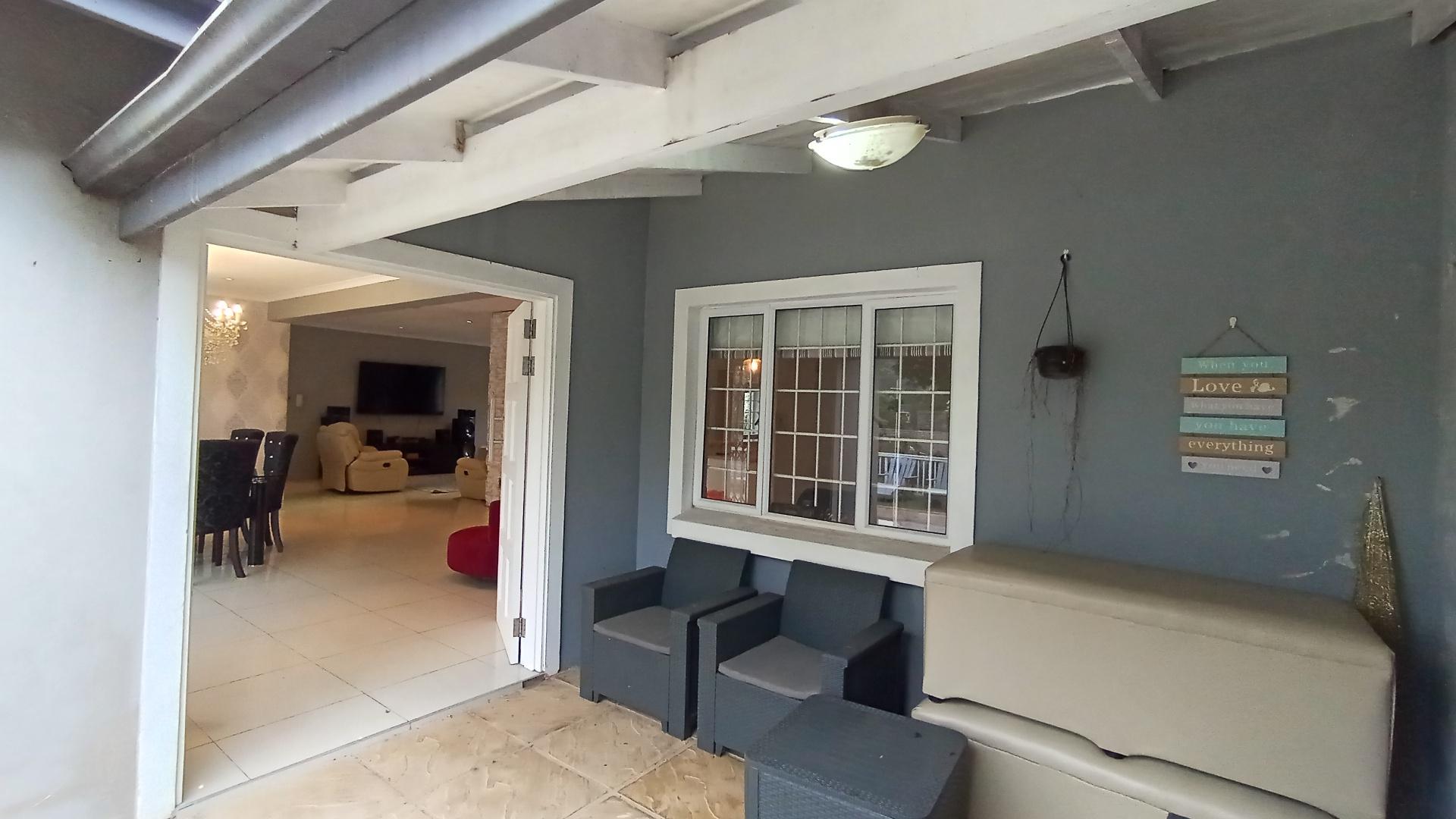 Patio - 9 square meters of property in Ronaldskloof Ext