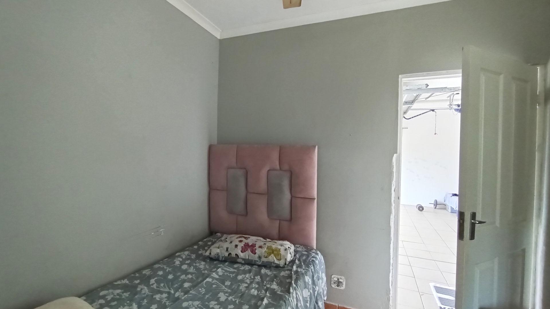 Flatlet - 8 square meters of property in Ronaldskloof Ext