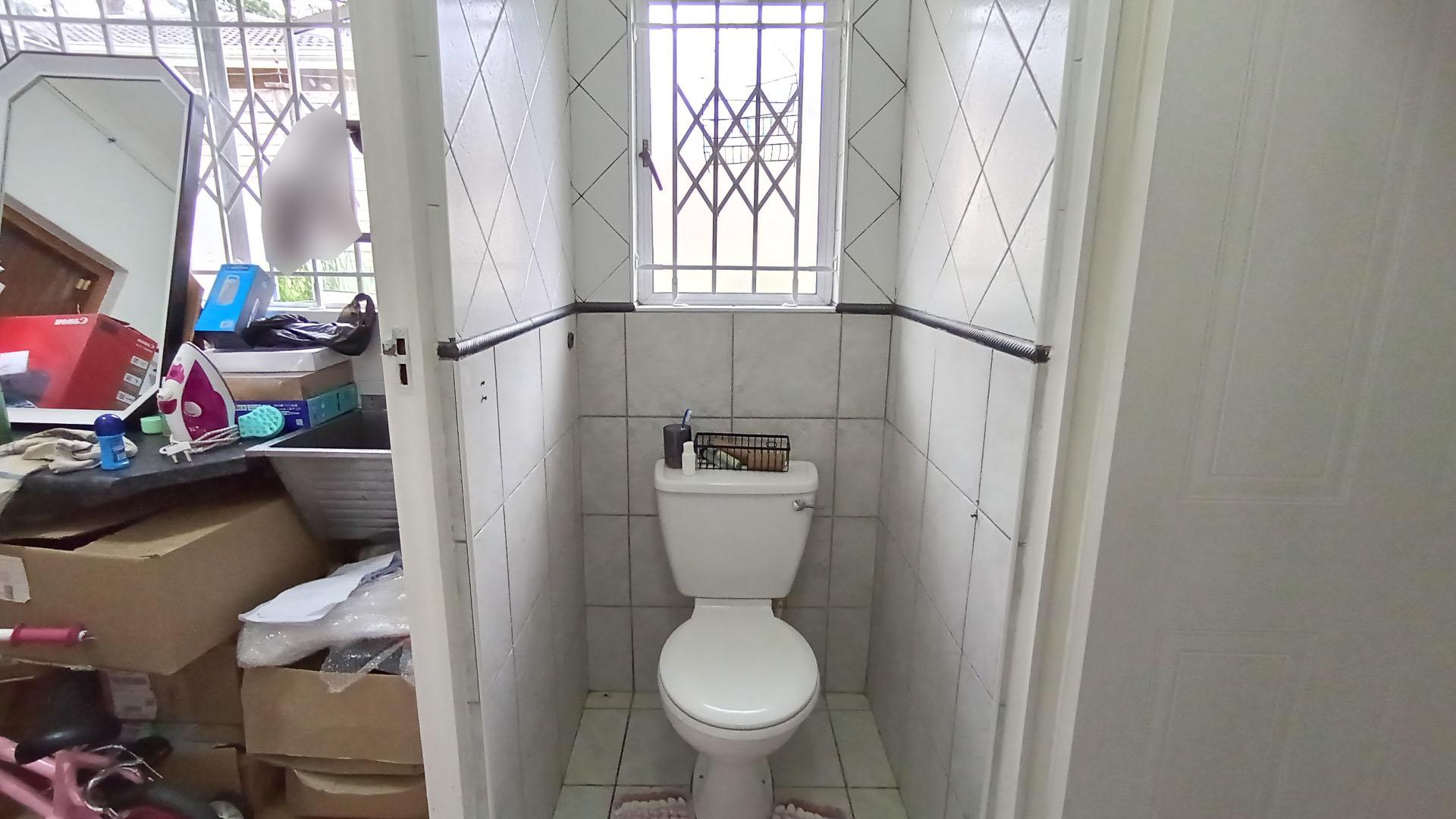 Bathroom 3+ - 3 square meters of property in Ronaldskloof Ext