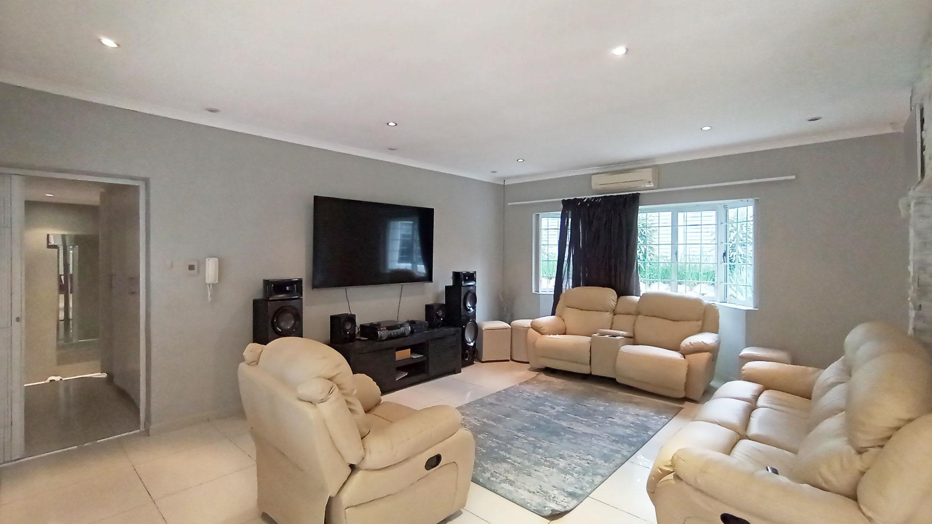 Lounges - 25 square meters of property in Ronaldskloof Ext