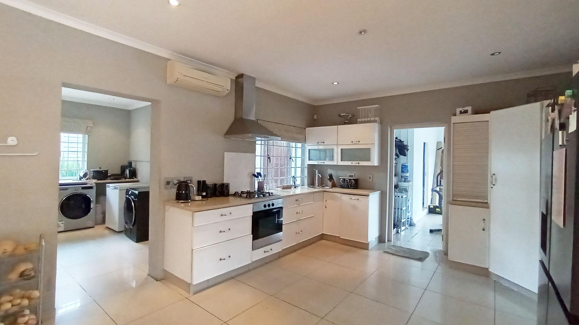 Kitchen - 25 square meters of property in Ronaldskloof Ext