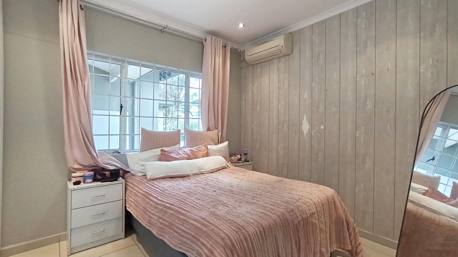 Bed Room 1 - 11 square meters of property in Ronaldskloof Ext