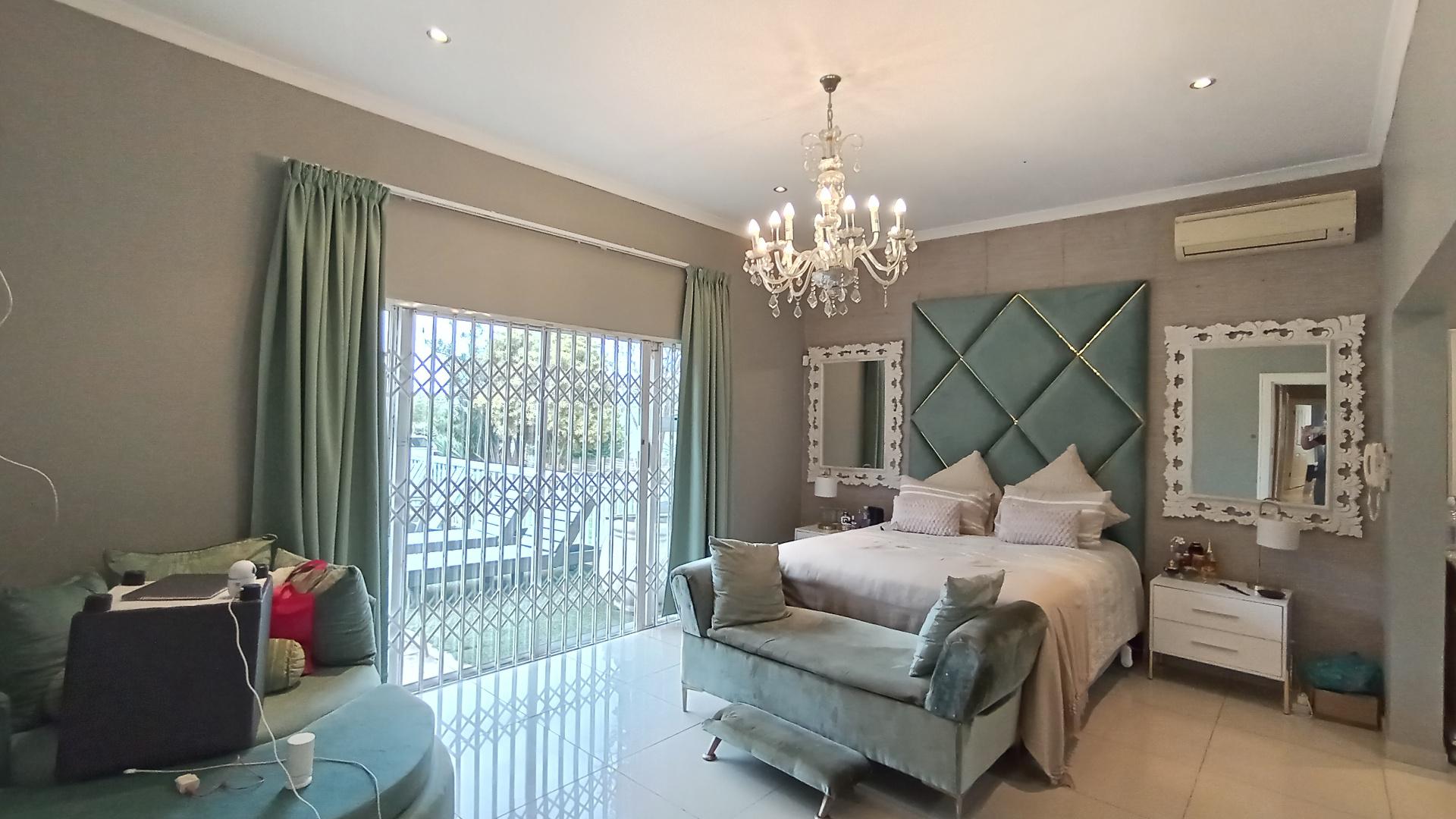 Main Bedroom - 21 square meters of property in Ronaldskloof Ext