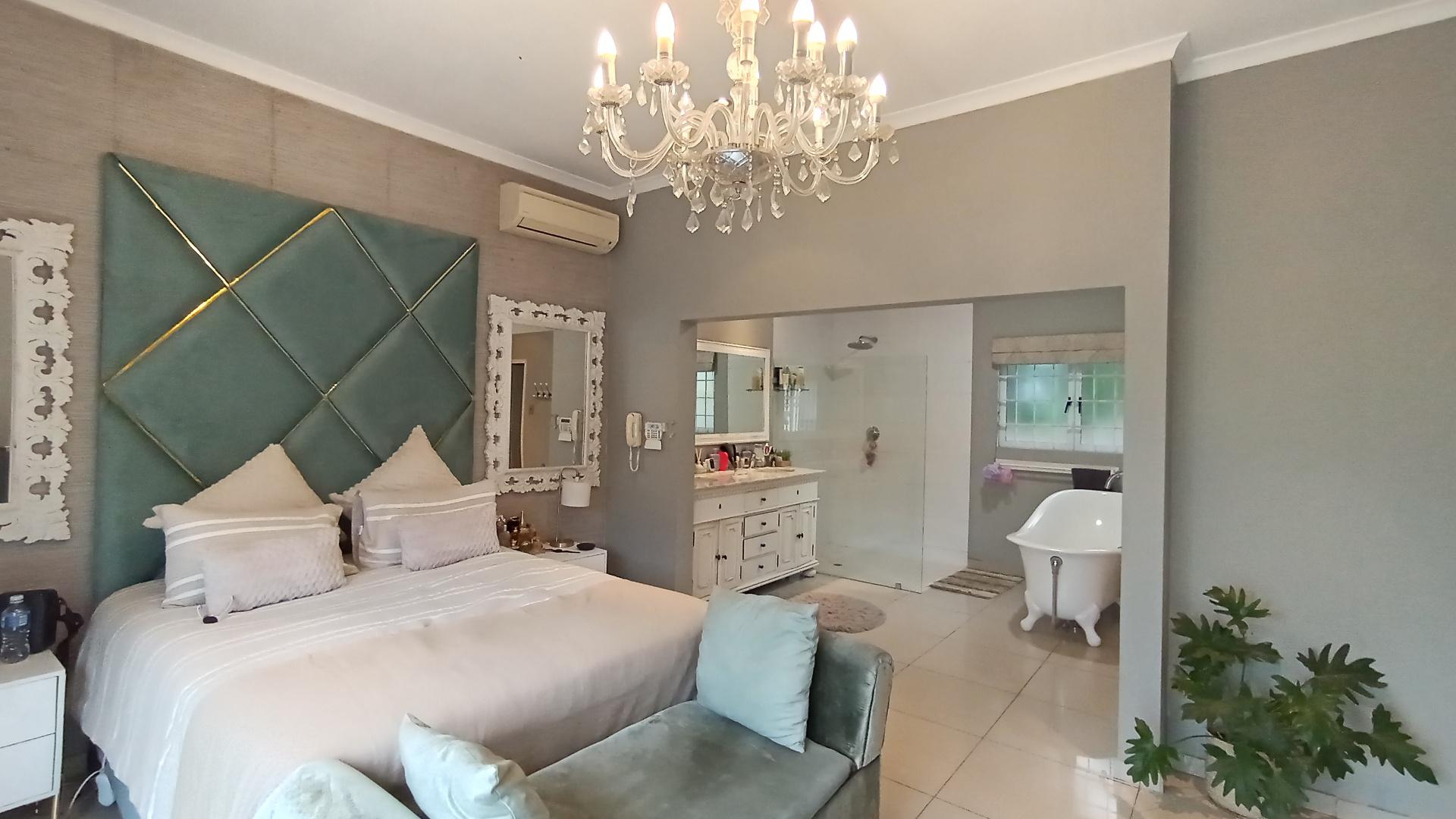Main Bedroom - 21 square meters of property in Ronaldskloof Ext