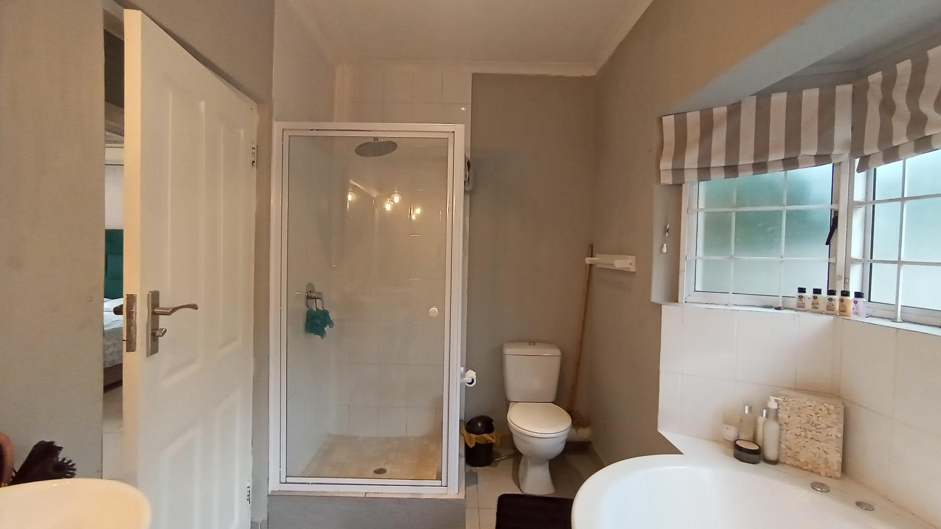 Bathroom 1 - 9 square meters of property in Ronaldskloof Ext
