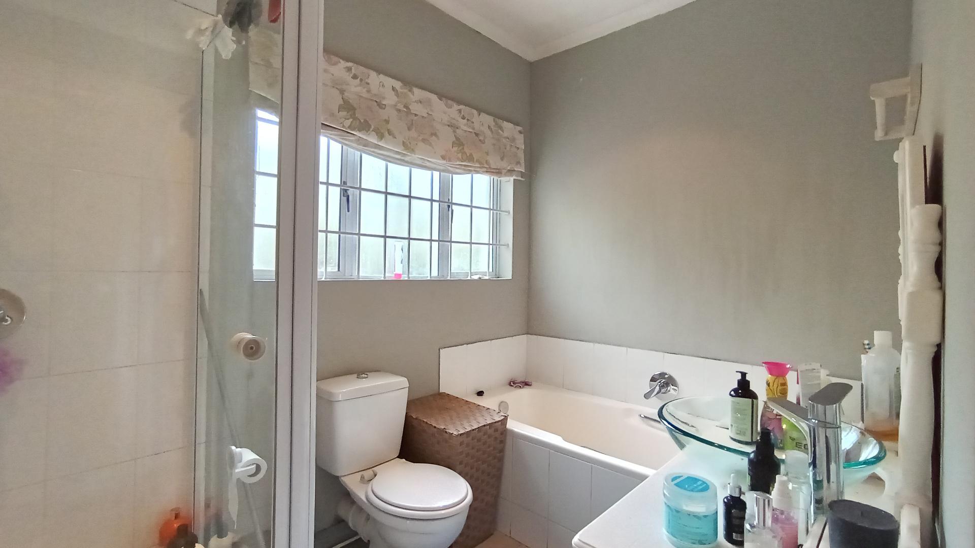 Bathroom 2 - 5 square meters of property in Ronaldskloof Ext