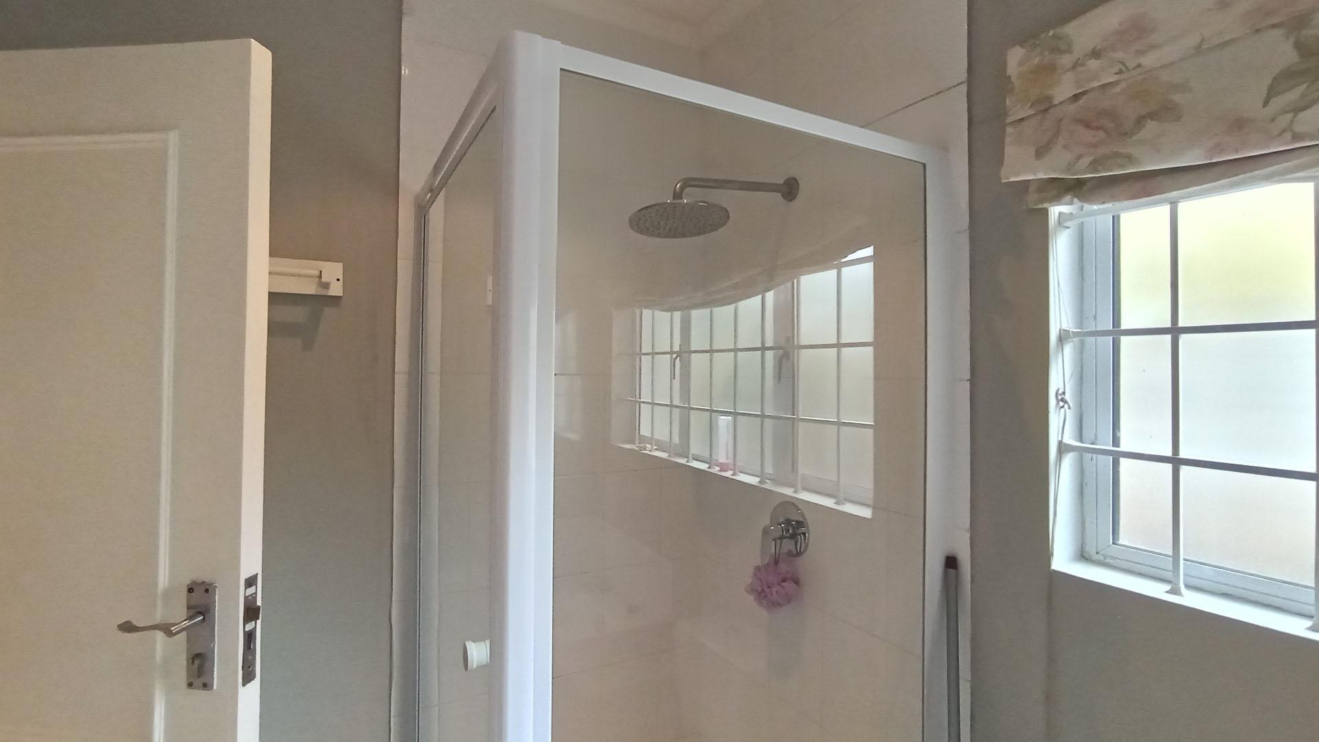 Bathroom 2 - 5 square meters of property in Ronaldskloof Ext