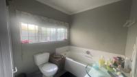 Bathroom 2 of property in Ronaldskloof Ext