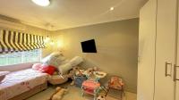 Bed Room 5+ of property in Ronaldskloof Ext
