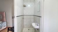 Bathroom 3+ - 3 square meters of property in Ronaldskloof Ext