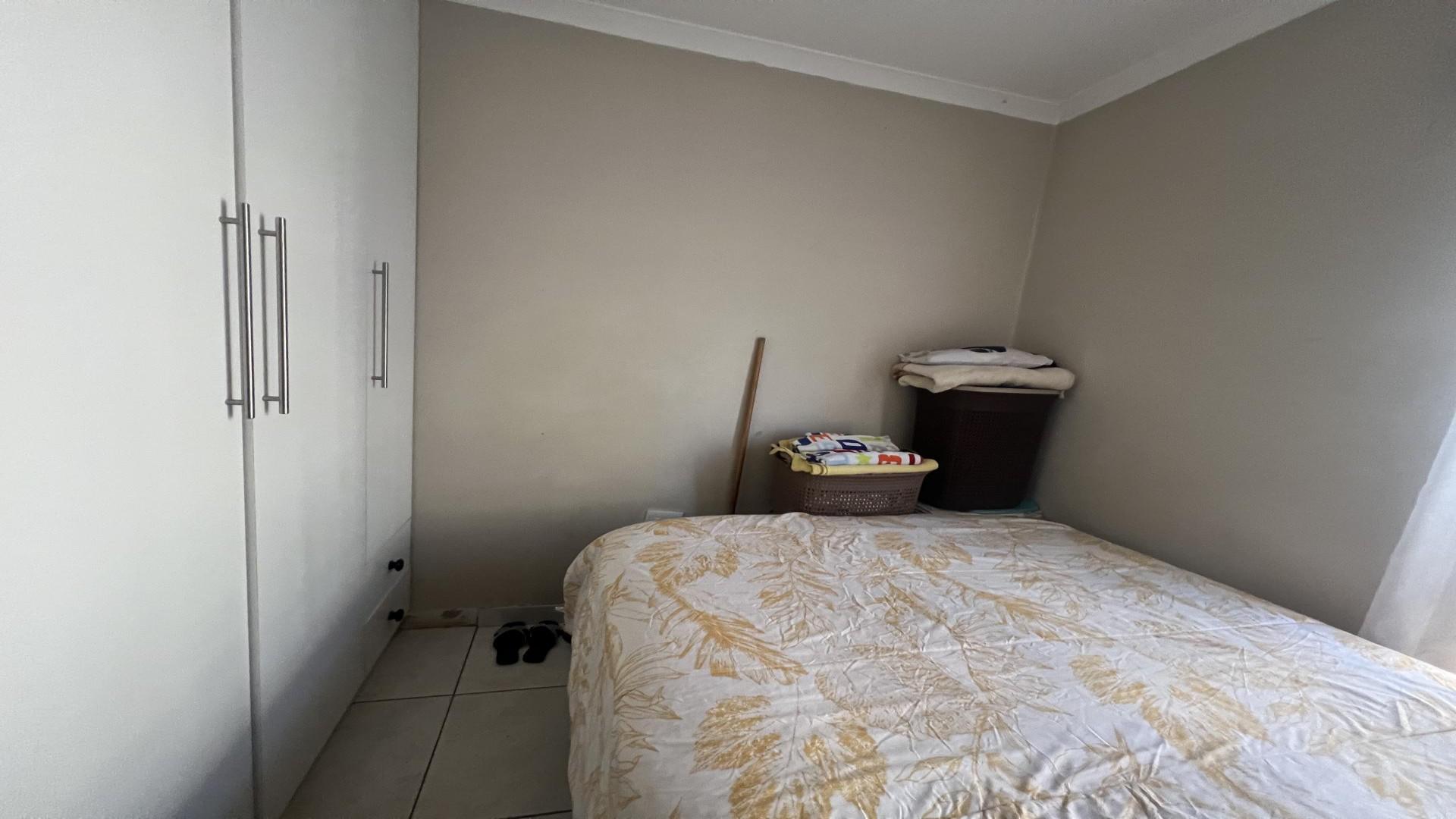 Bed Room 1 of property in Devland