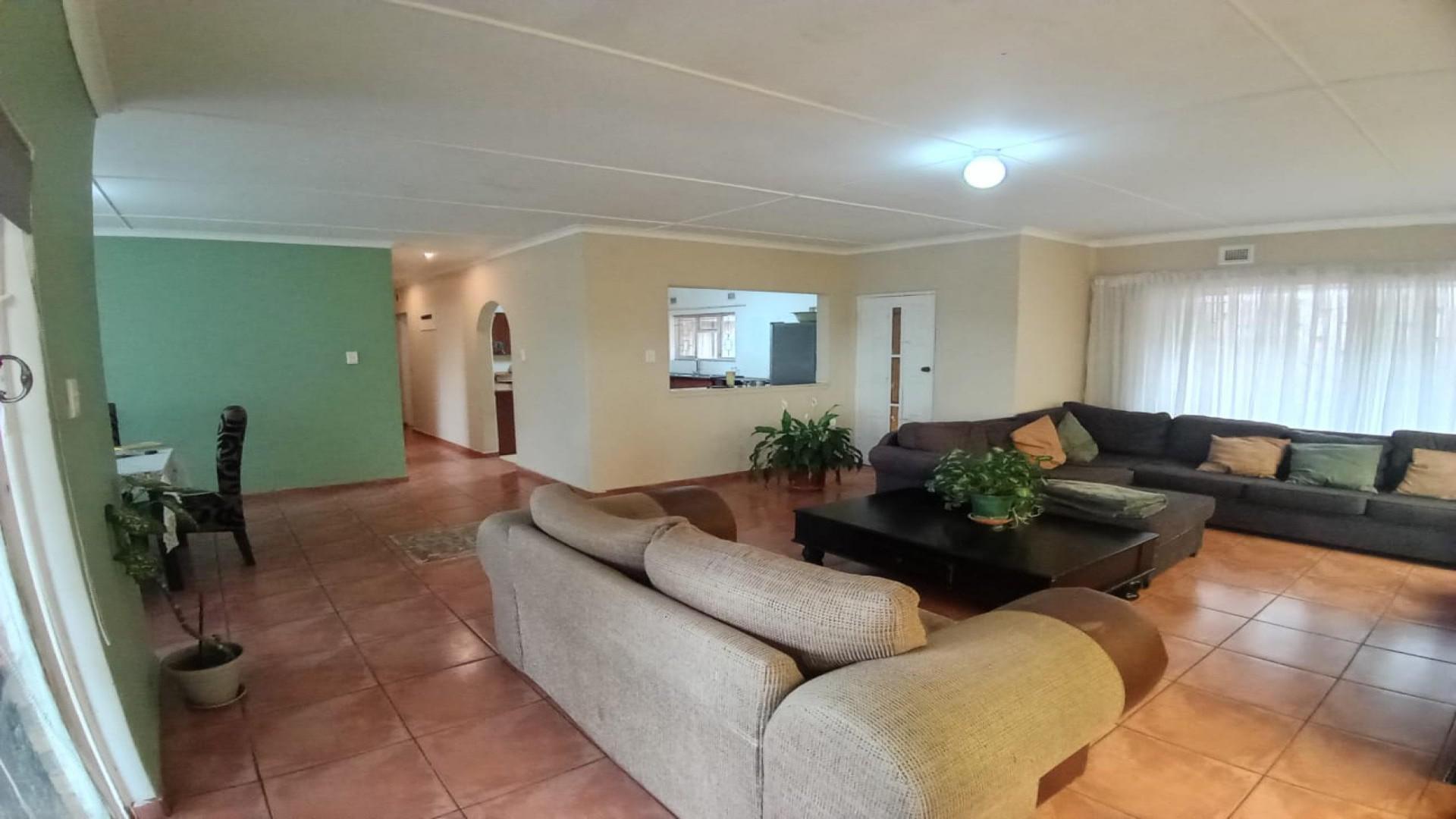 Lounges of property in Doonside