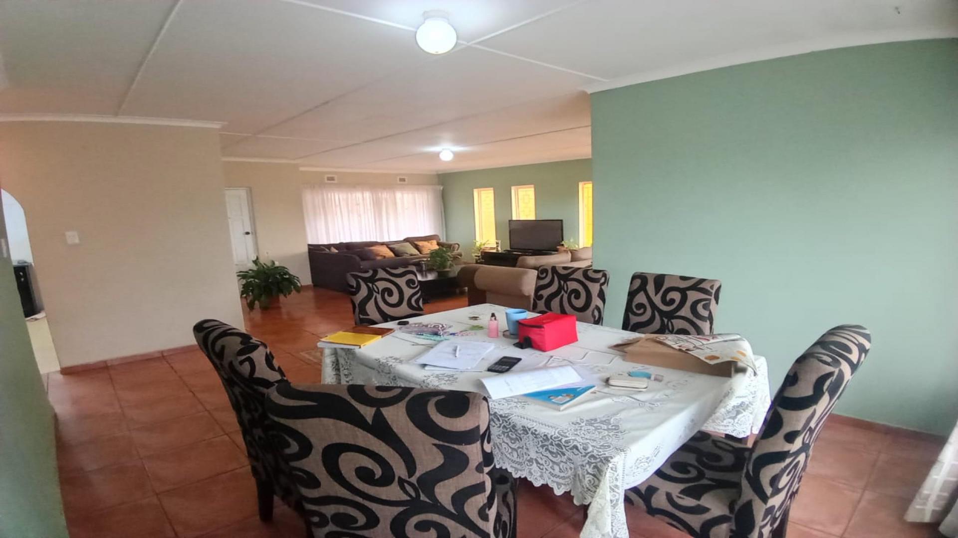 Dining Room of property in Doonside