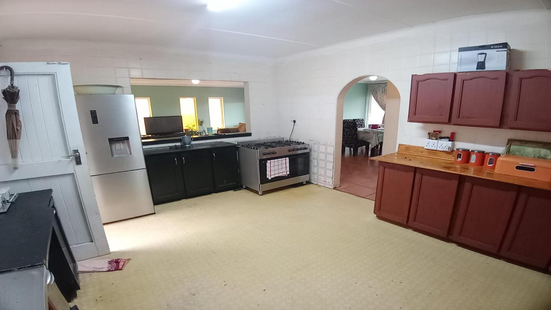 Kitchen of property in Doonside