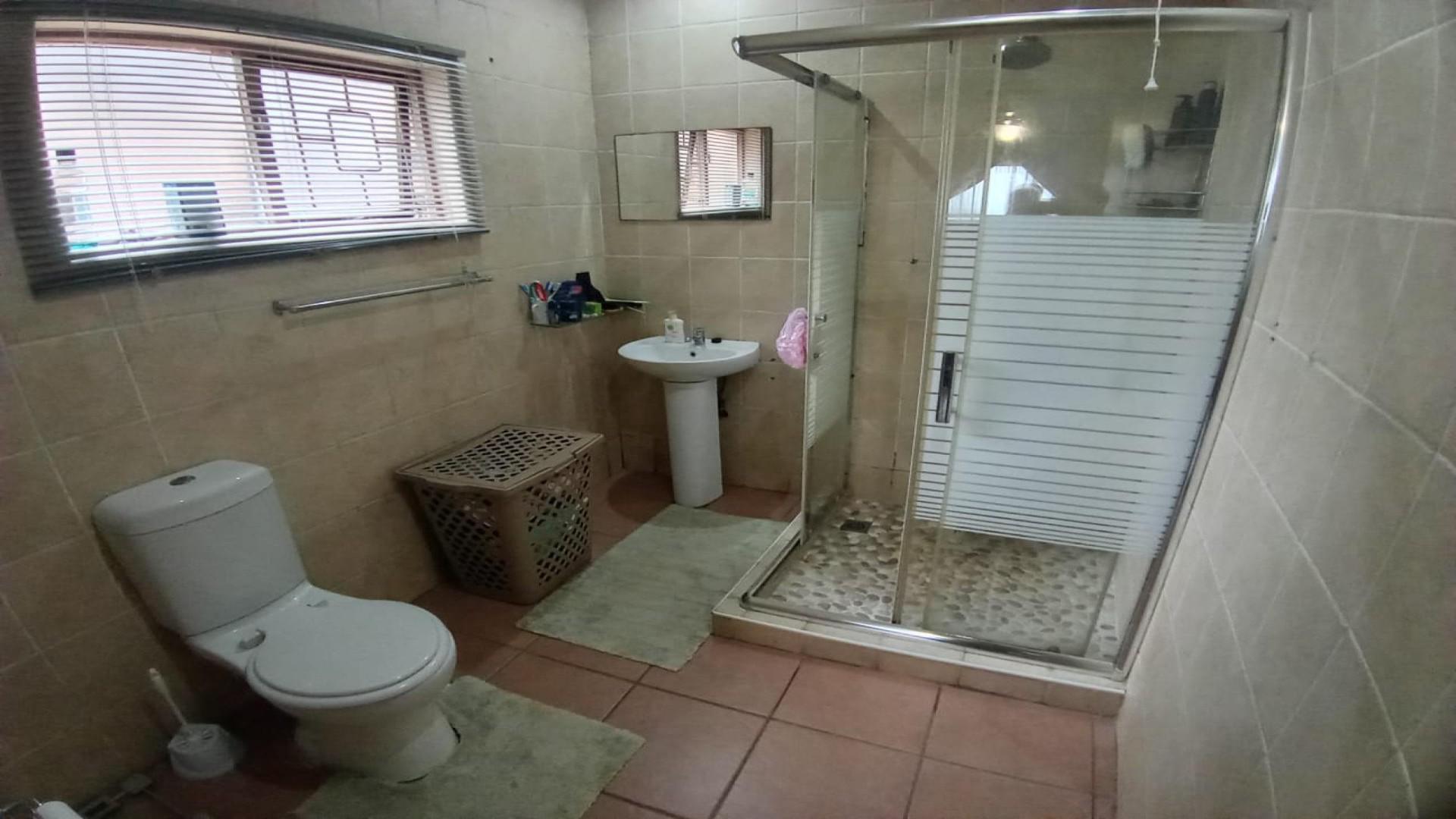 Bathroom 1 of property in Doonside