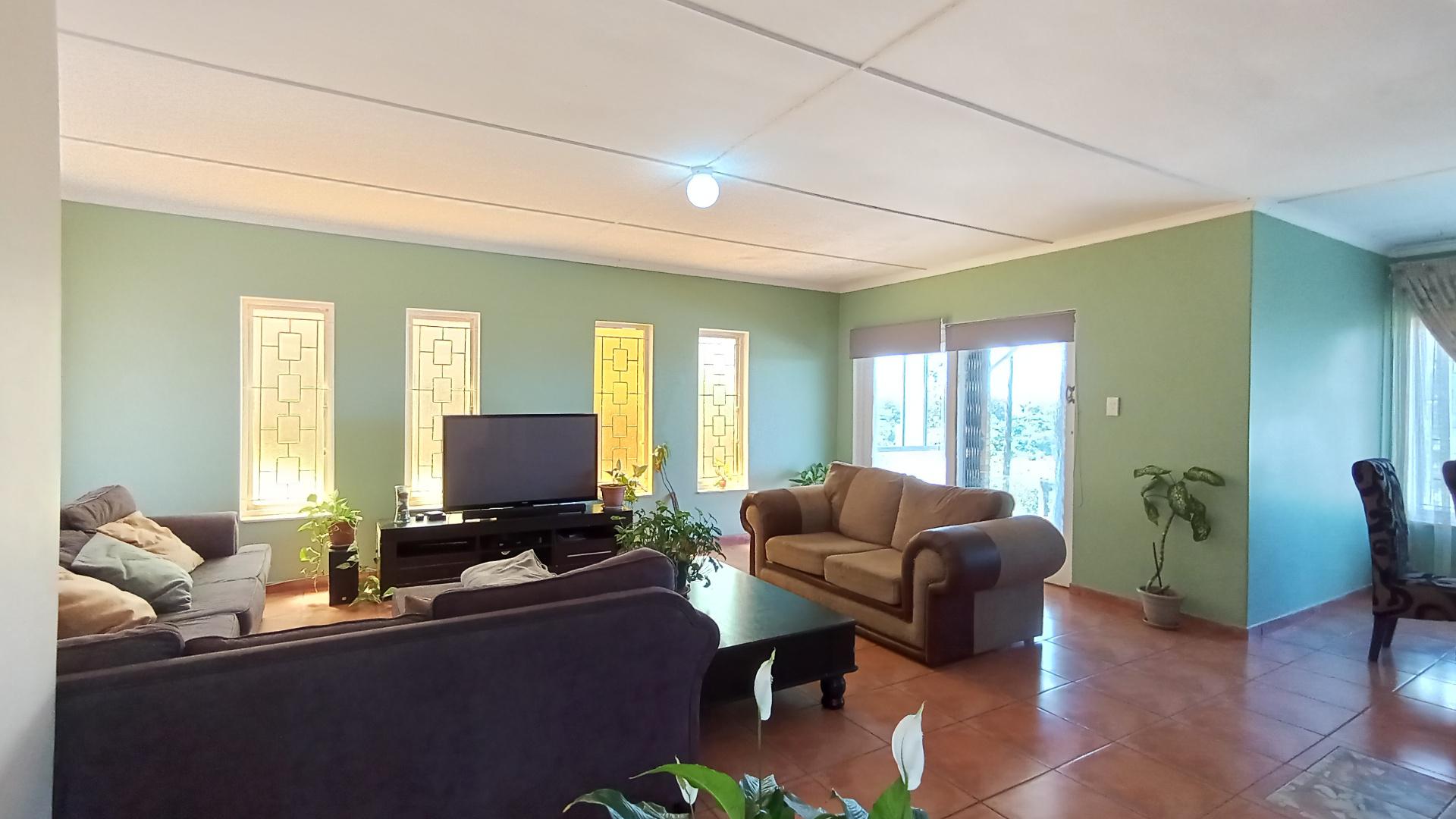 Lounges - 36 square meters of property in Doonside