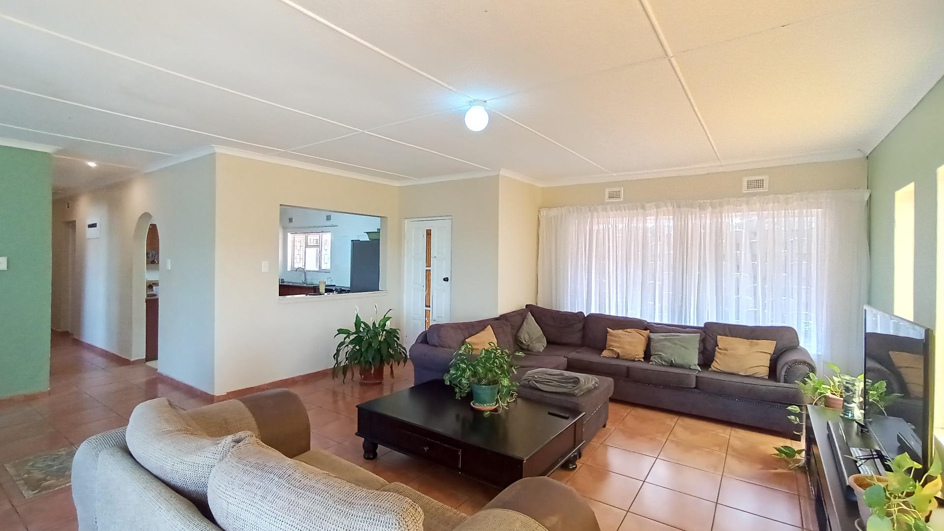 Lounges - 36 square meters of property in Doonside