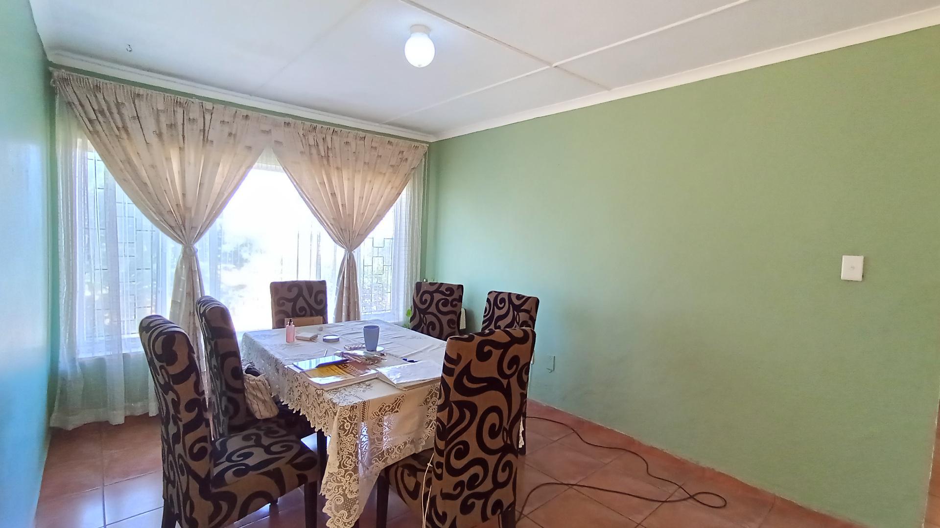 Dining Room - 16 square meters of property in Doonside