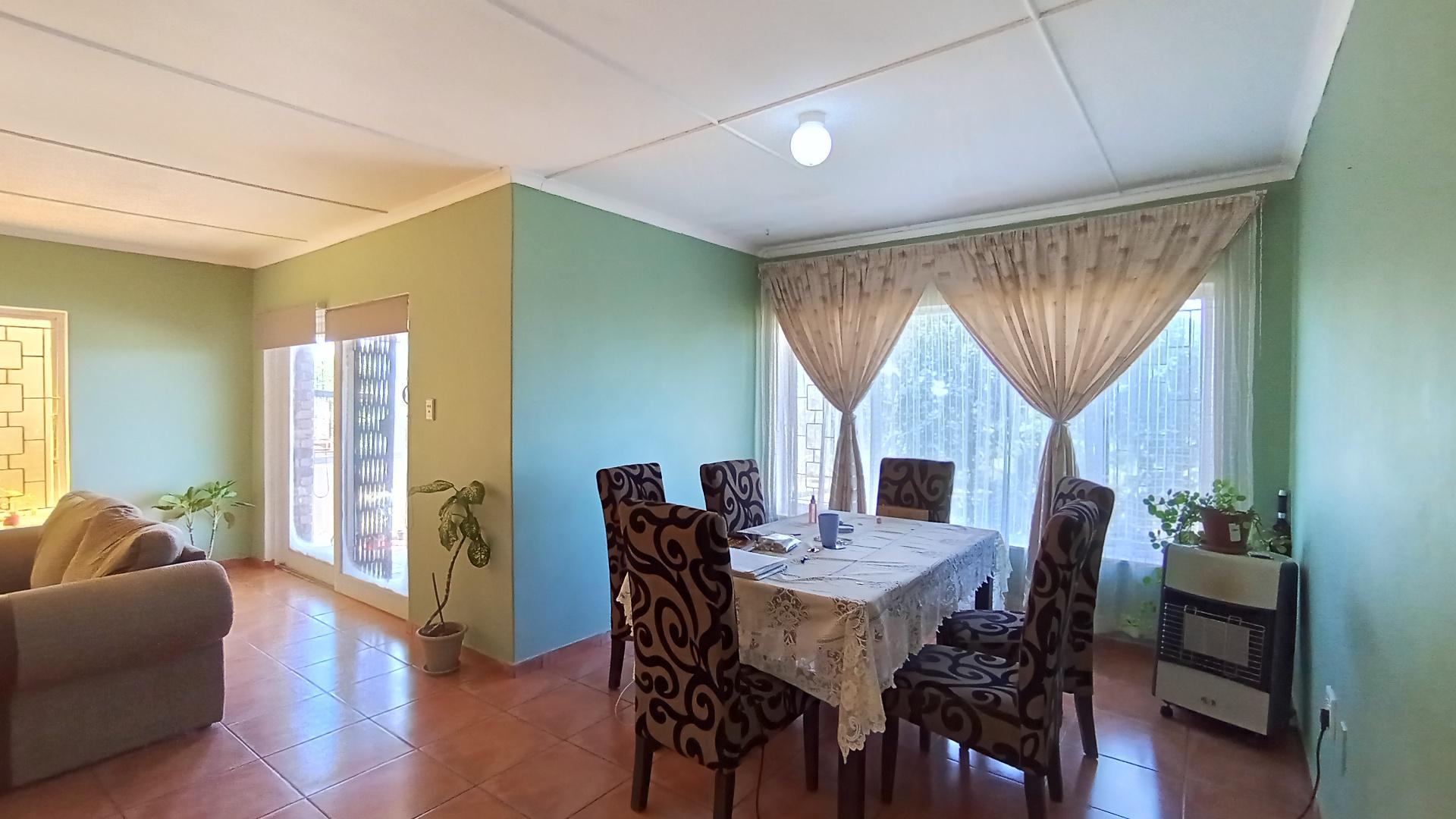 Dining Room - 16 square meters of property in Doonside