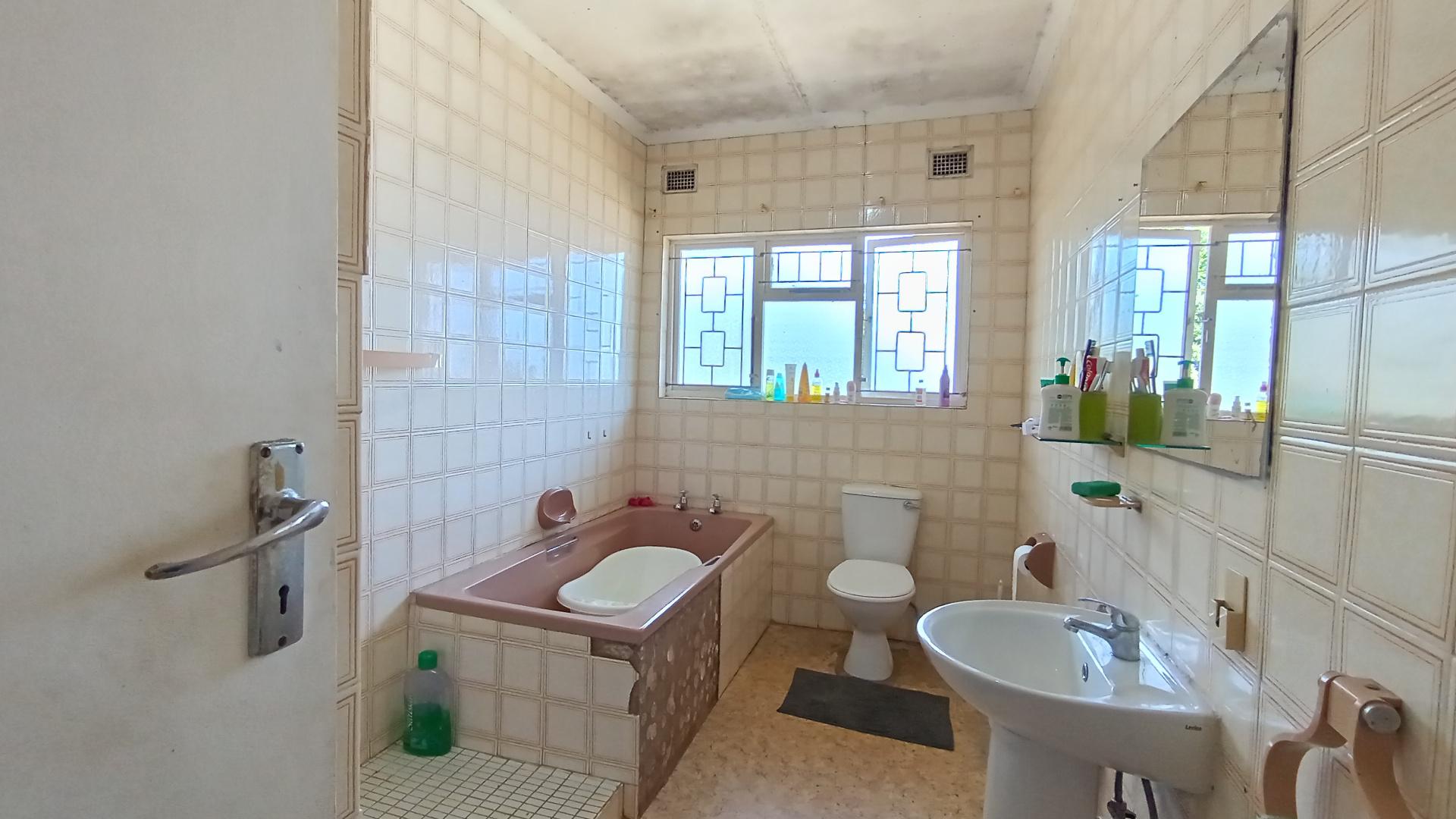 Bathroom 1 - 10 square meters of property in Doonside
