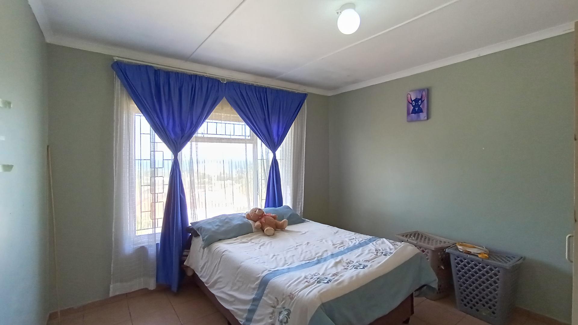 Bed Room 1 - 17 square meters of property in Doonside