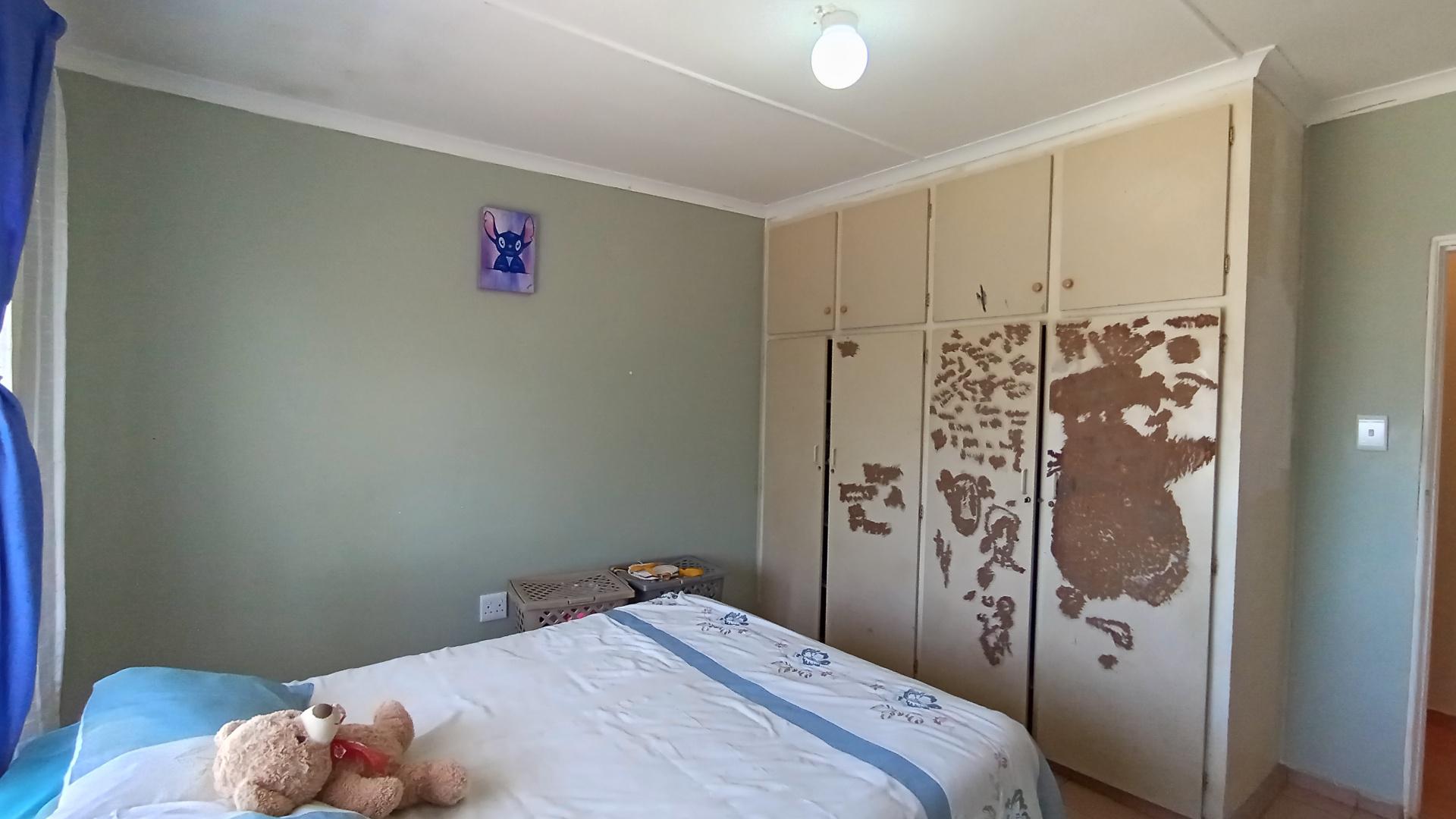 Bed Room 1 - 17 square meters of property in Doonside