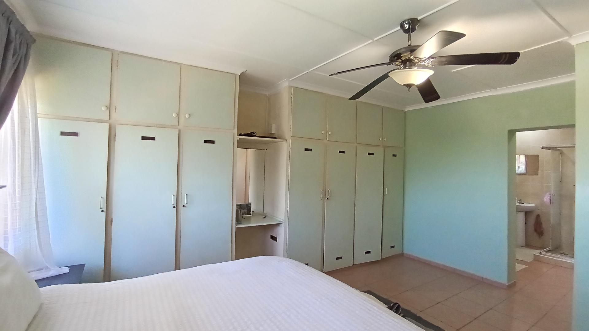 Main Bedroom - 24 square meters of property in Doonside