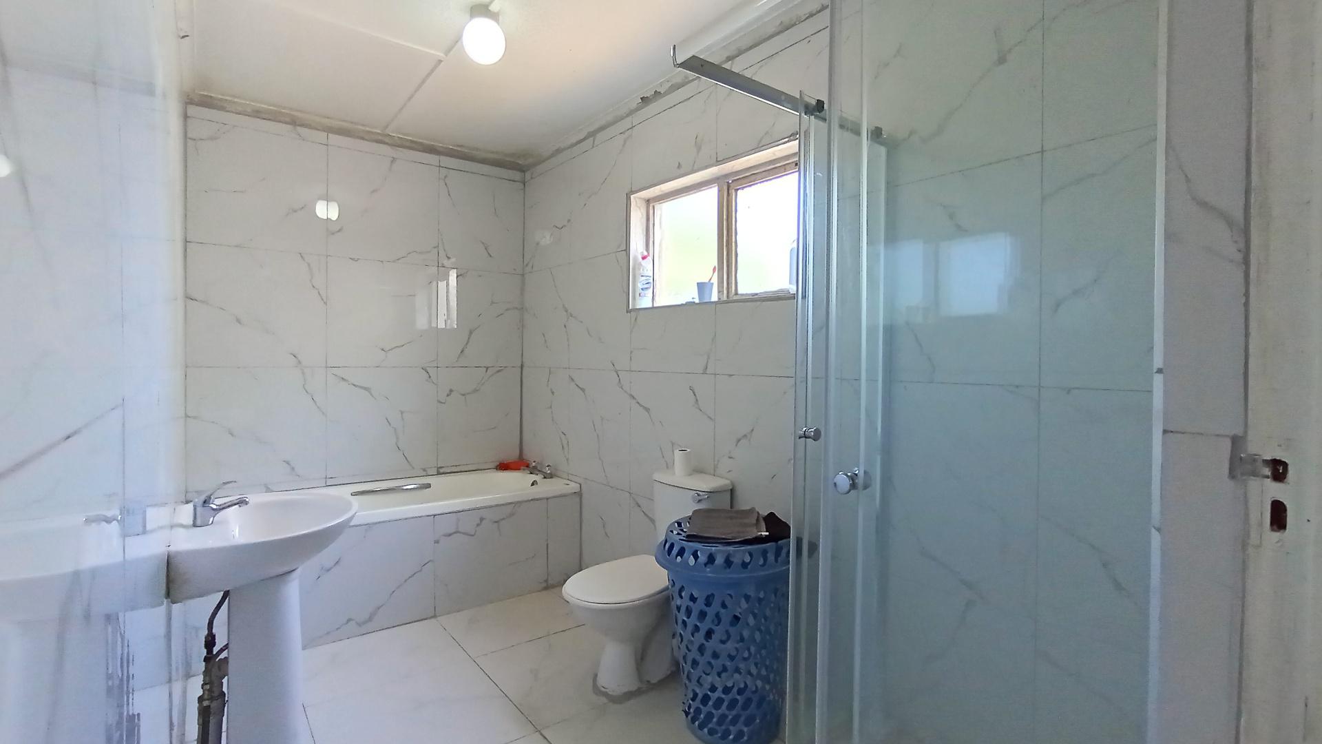 Bathroom 1 - 10 square meters of property in Doonside