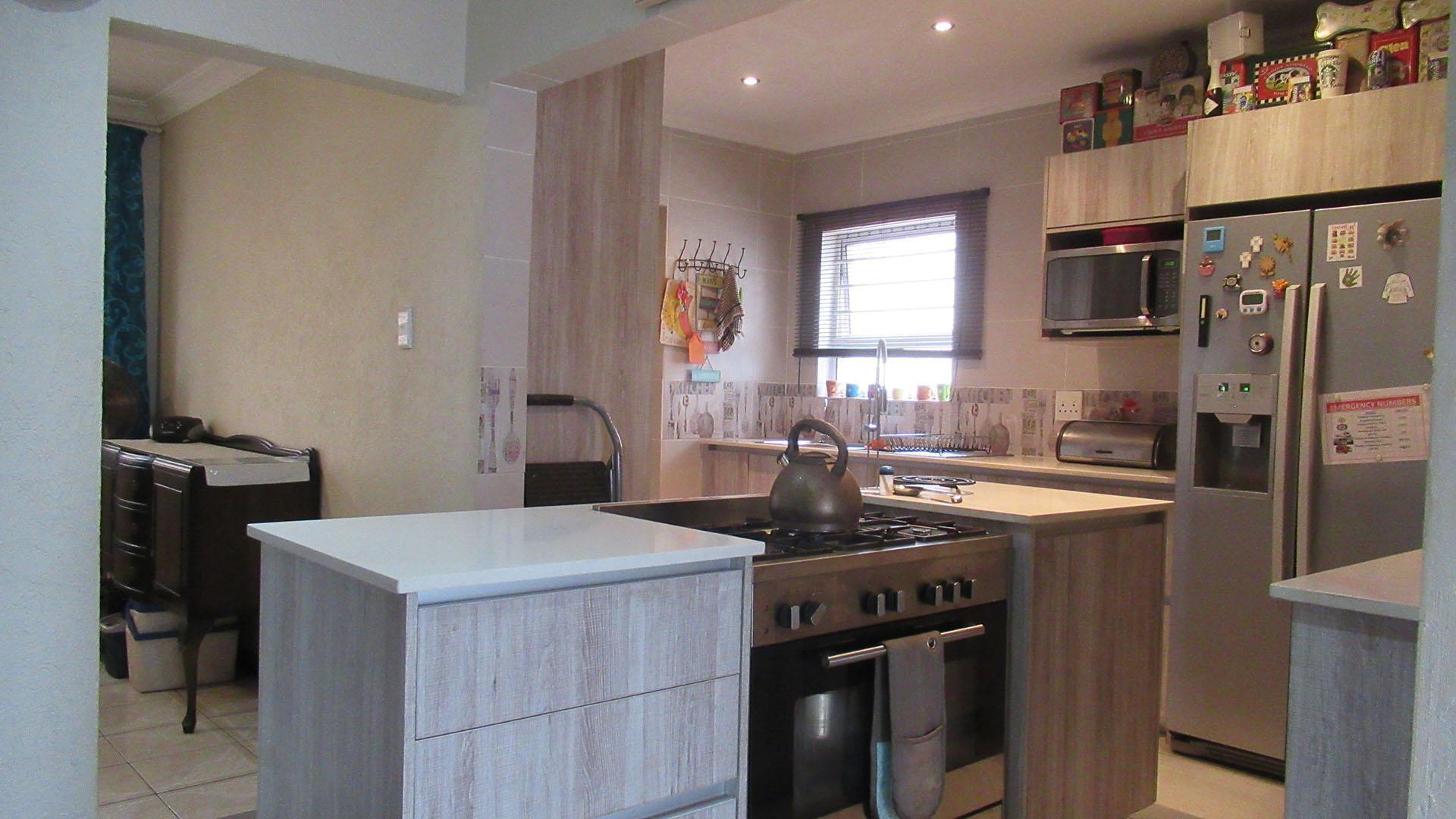 Kitchen - 22 square meters of property in Roodekrans